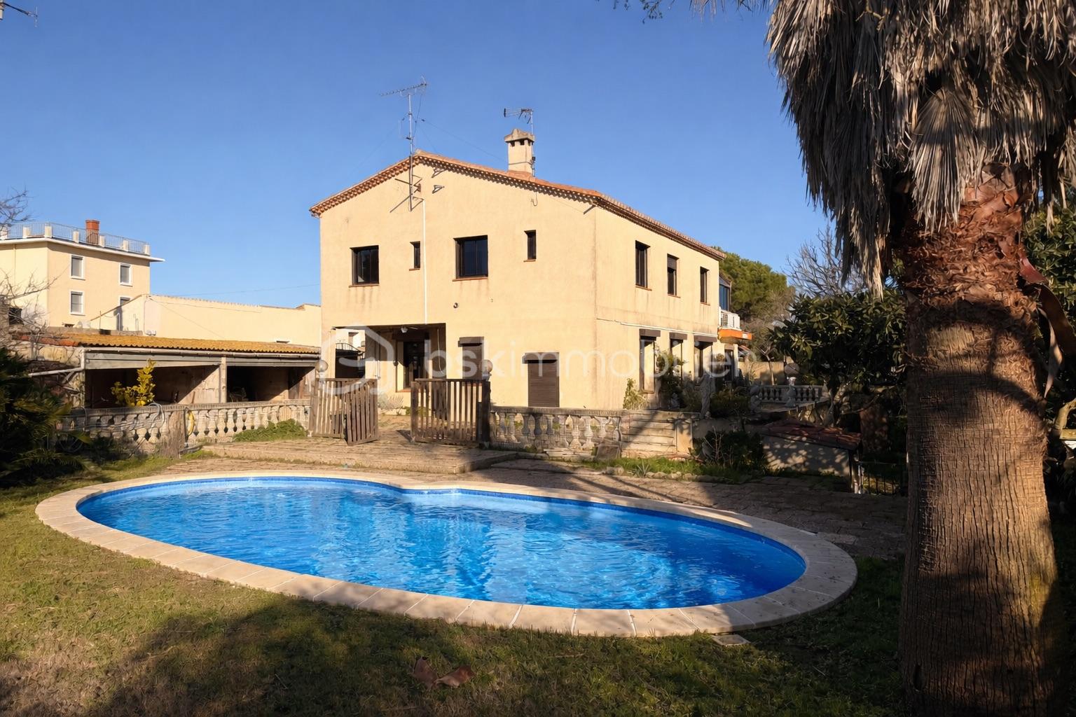 Villa méditerranéenne et piscine éclatante.jpeg