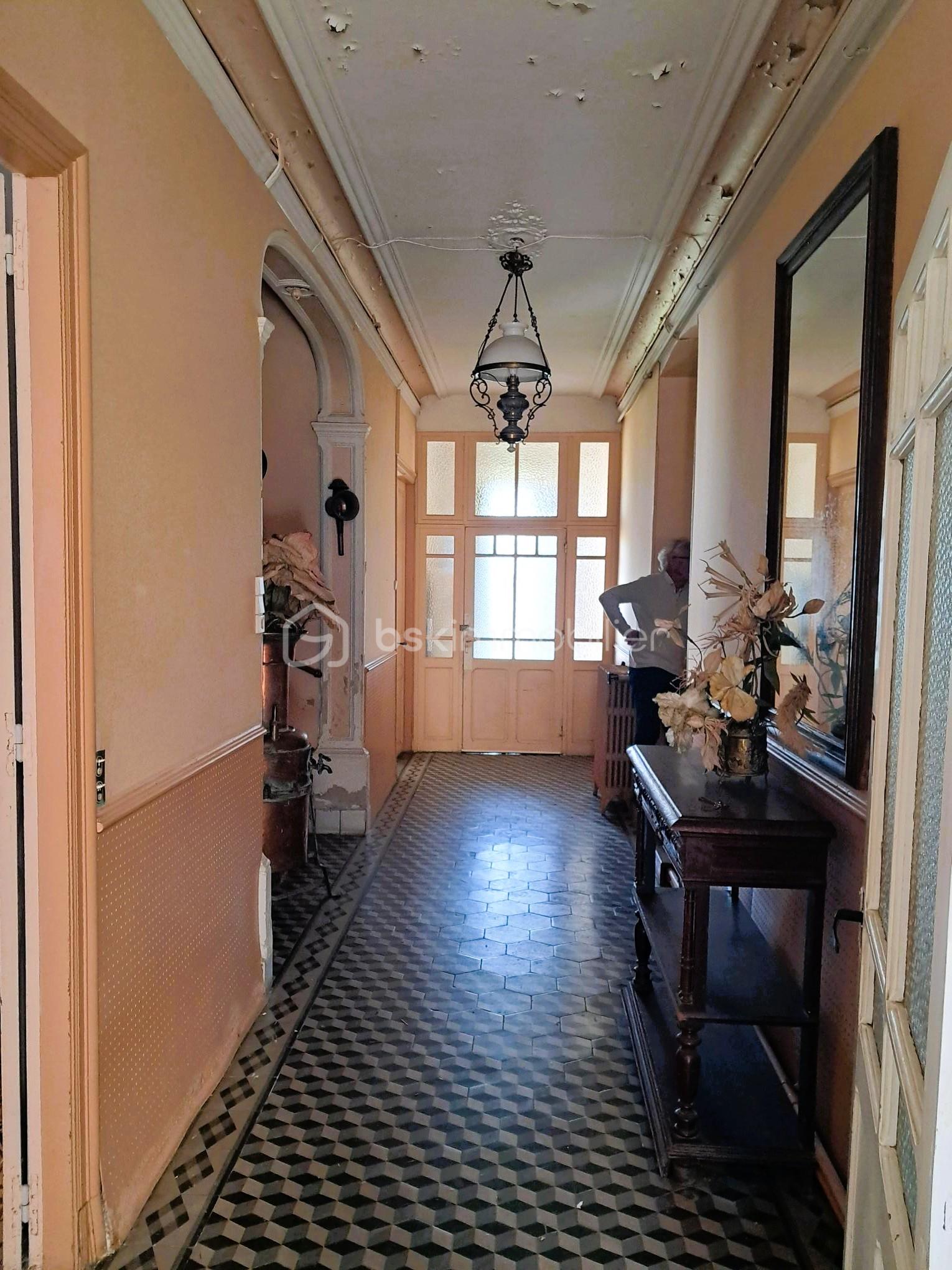 Demeure de 306 m² - 17ters - couloir entrée.jpg