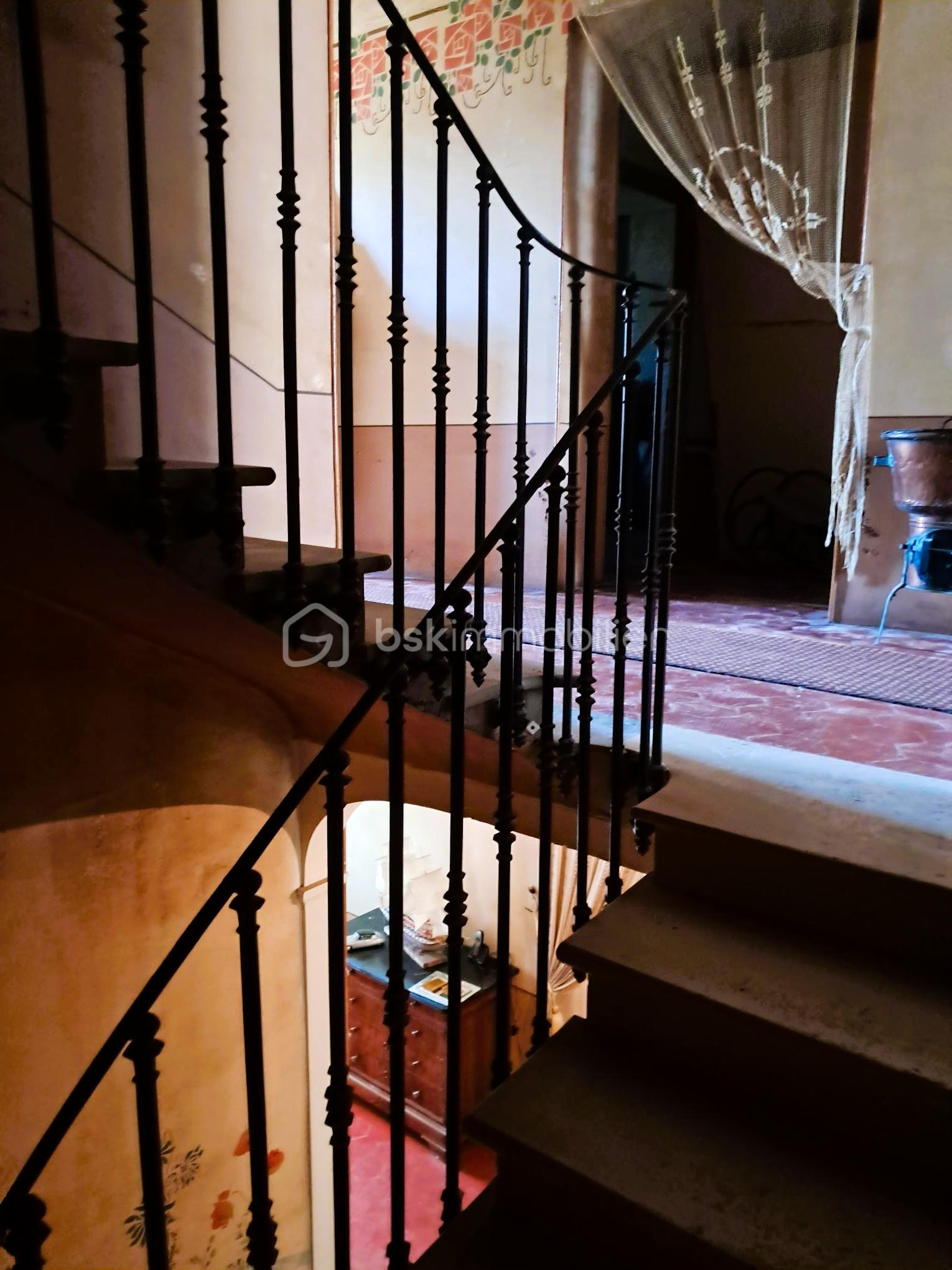 Demeure de 306 m² - 14c - escalier.jpg
