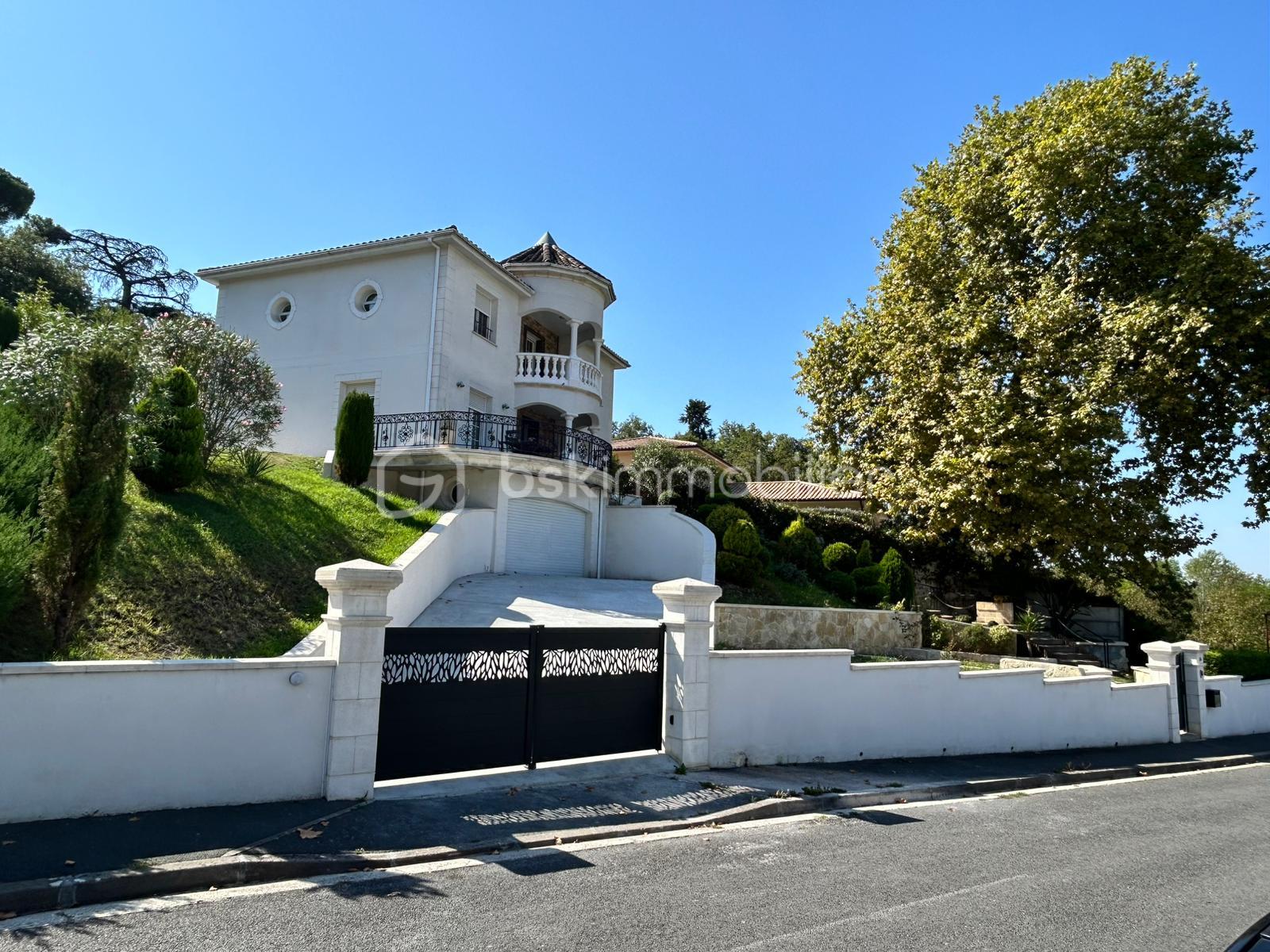 Maison contemporaine de 164 m² - OZNVELLE PHOTO EXT PORTAIL.jpg