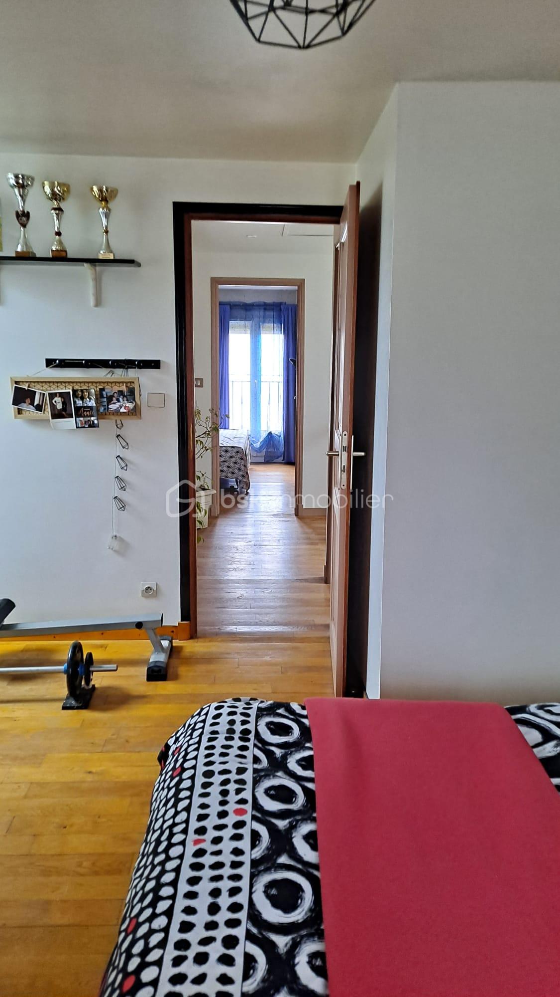 Maison de 127 m² - 1er étage-Vue1 traversante entre les 2 chambres.jfif