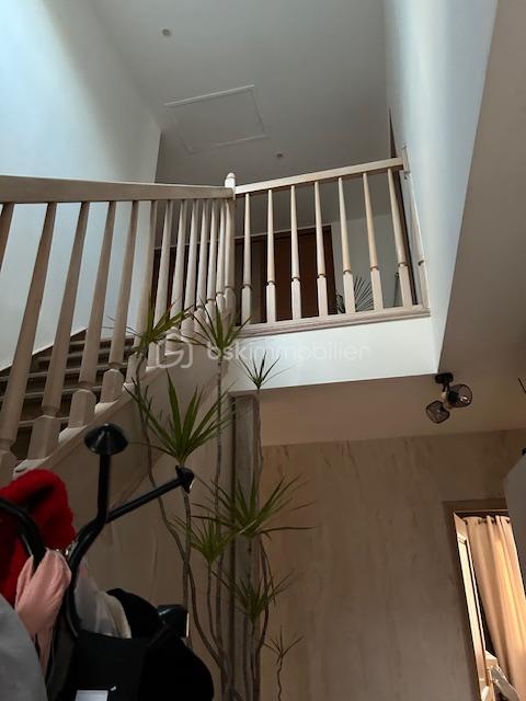 Maison de 127 m² - Vue entrée ldite cathédrale avec escalier et palier.jfif