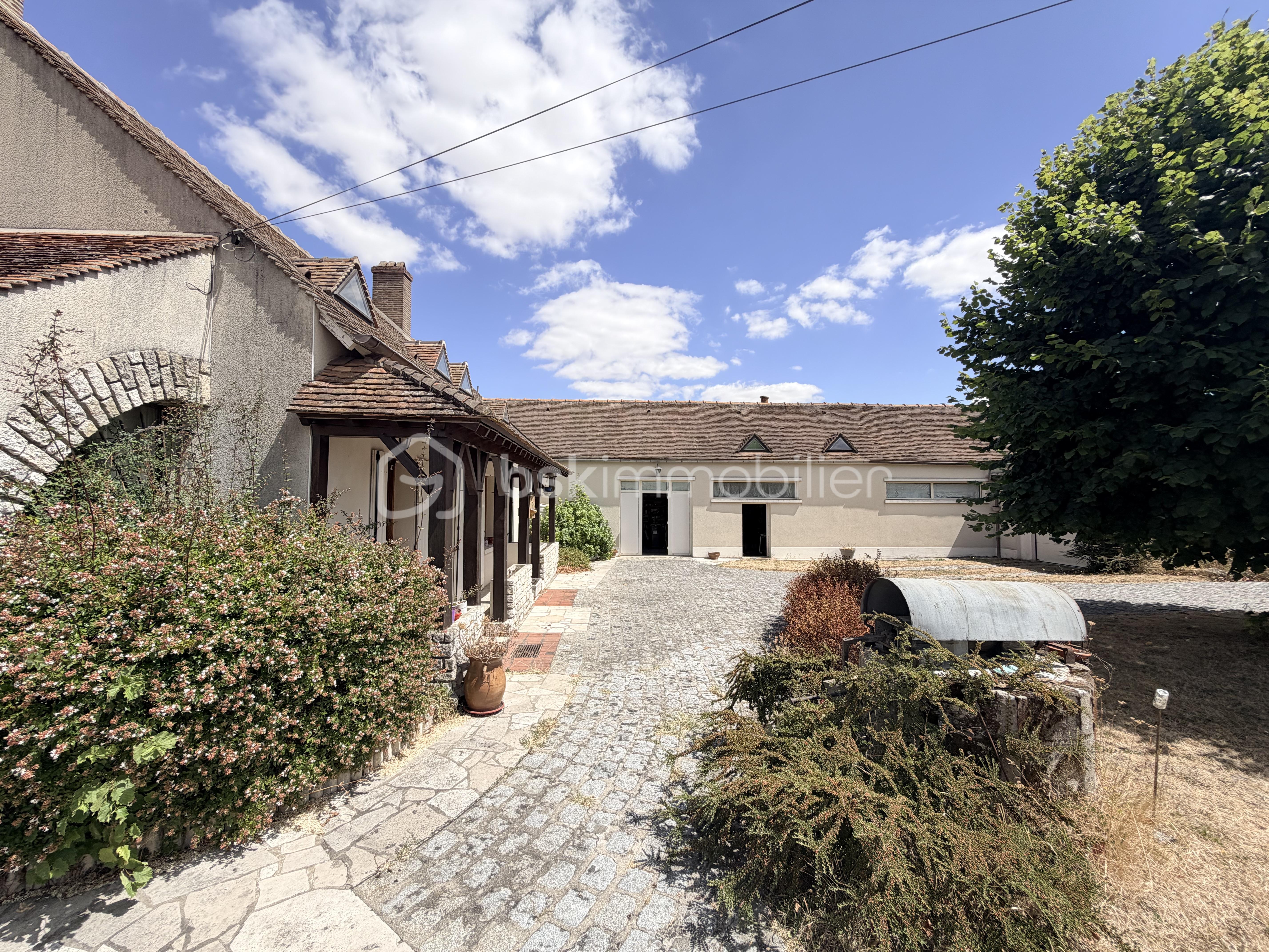 Maison 10 pièces 201 m² · à Chambon-la-Forêt · 201 m² · 211 000 €