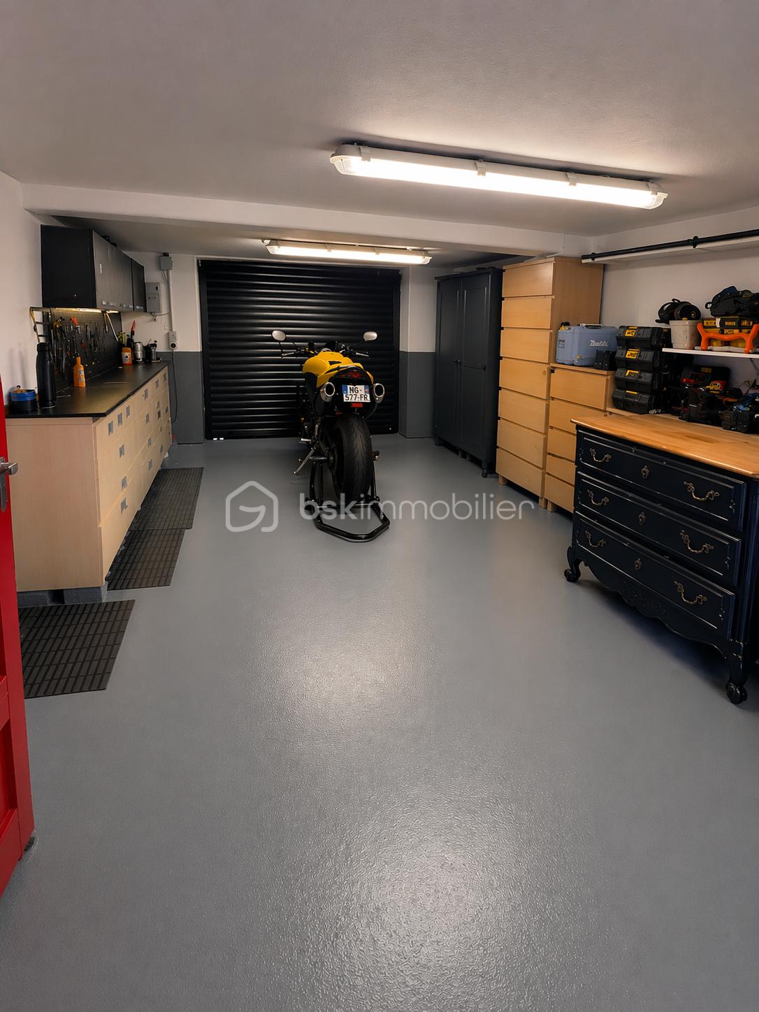 Garage bien organisé avec moto jaune.png