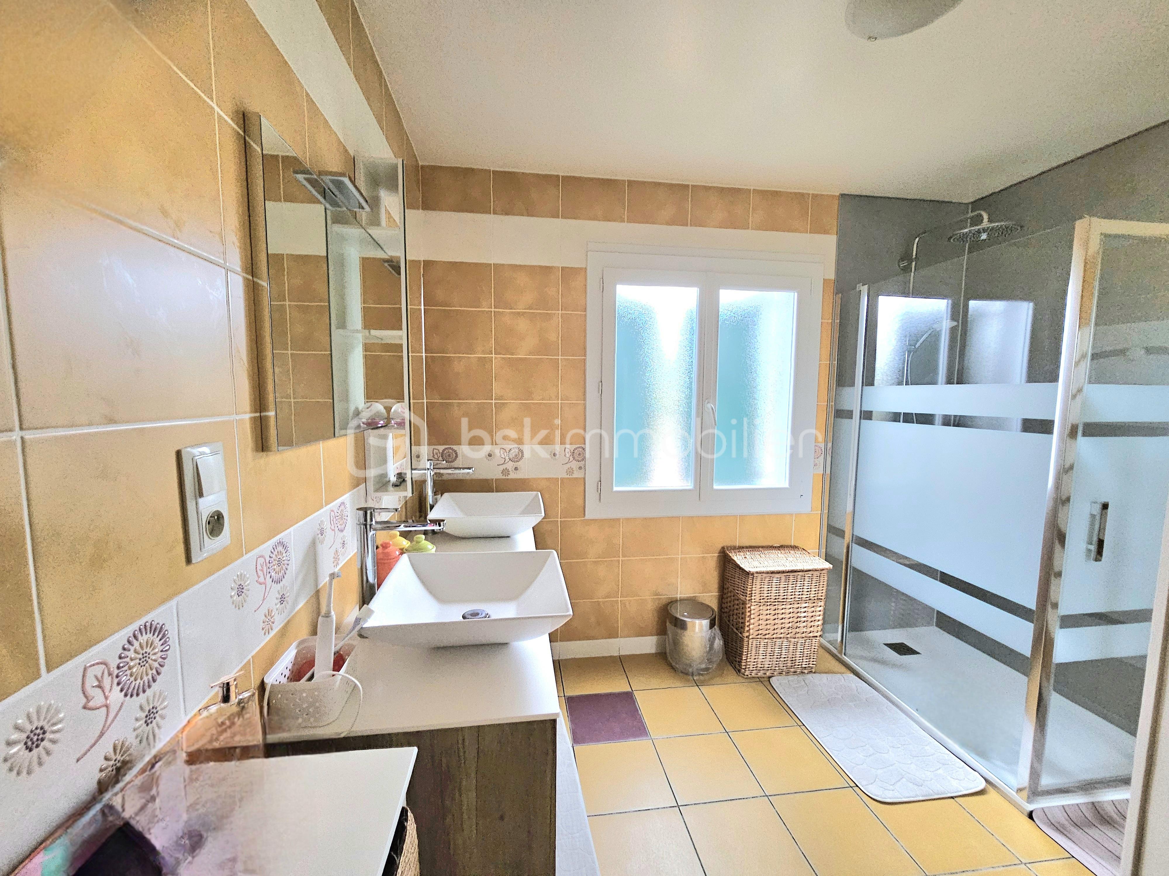 Maison de village de 140 m² - SALLE D EAU SAFFRE.jpg