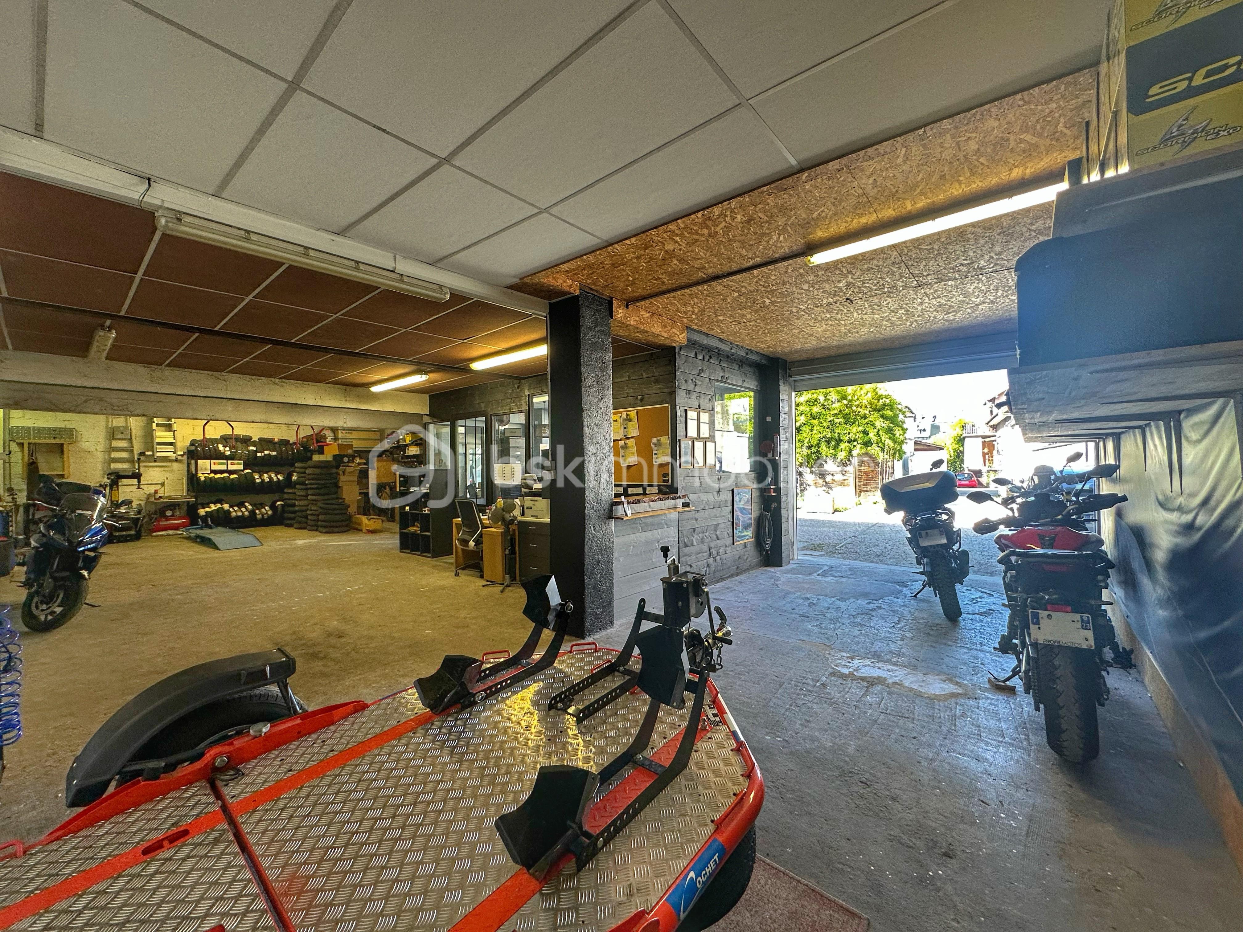 Local d activites de 145 m² - 1799b9ef-486e-4604-9d03-1afe81e6afda.jpg
