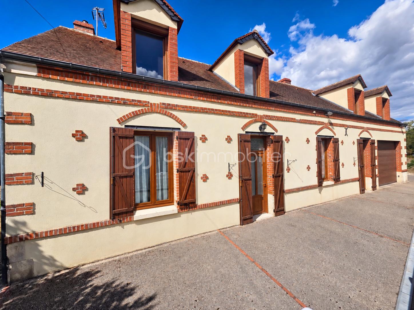 Maison 6 pièces 140 m² · à Les Bordes · 140 m² · 230 000 €
