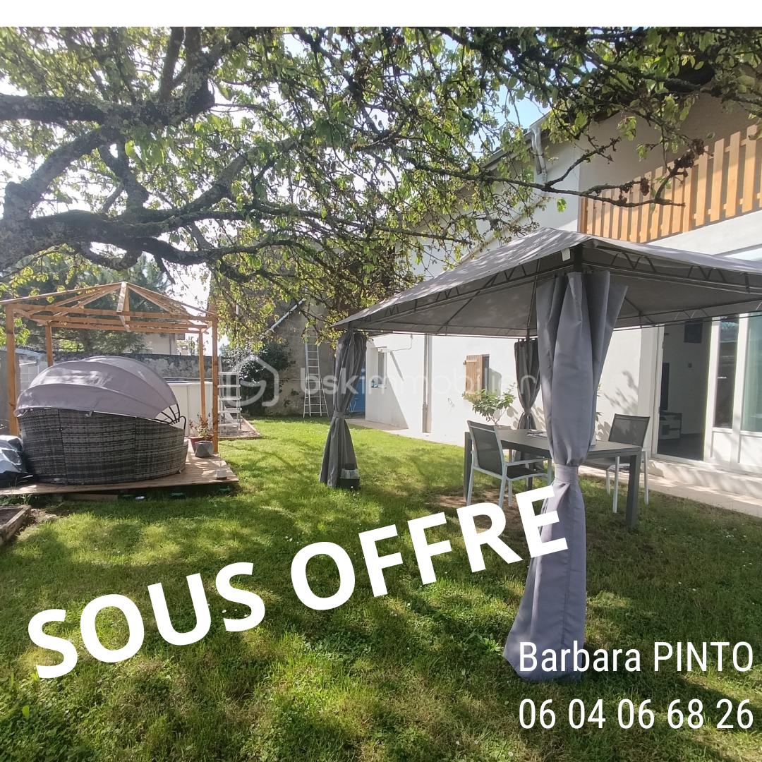 Maison de 150 m² - Bleu blanc doré Moderne élégant Evènement de vente immobilière Post Instagram (4)(1).png