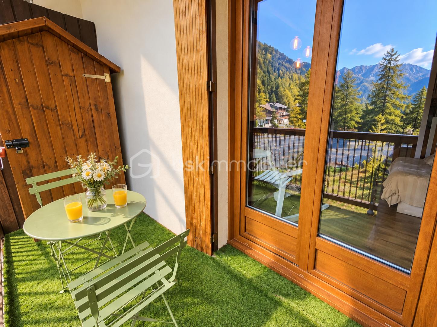 Balcon alpin fleuri avec vue montagne.png