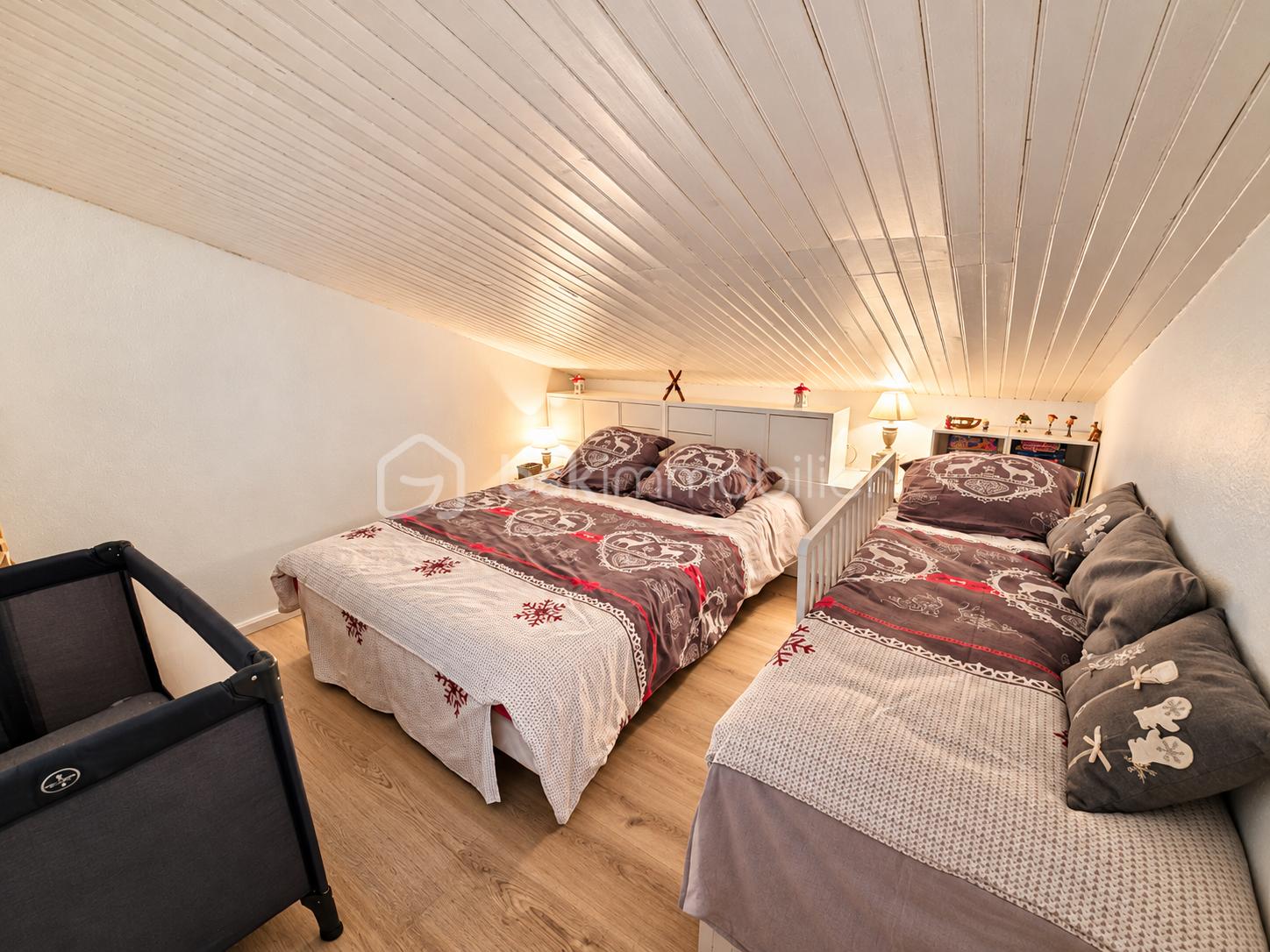 Chambre mansardée chaleureuse aux motifs d’hiver.png