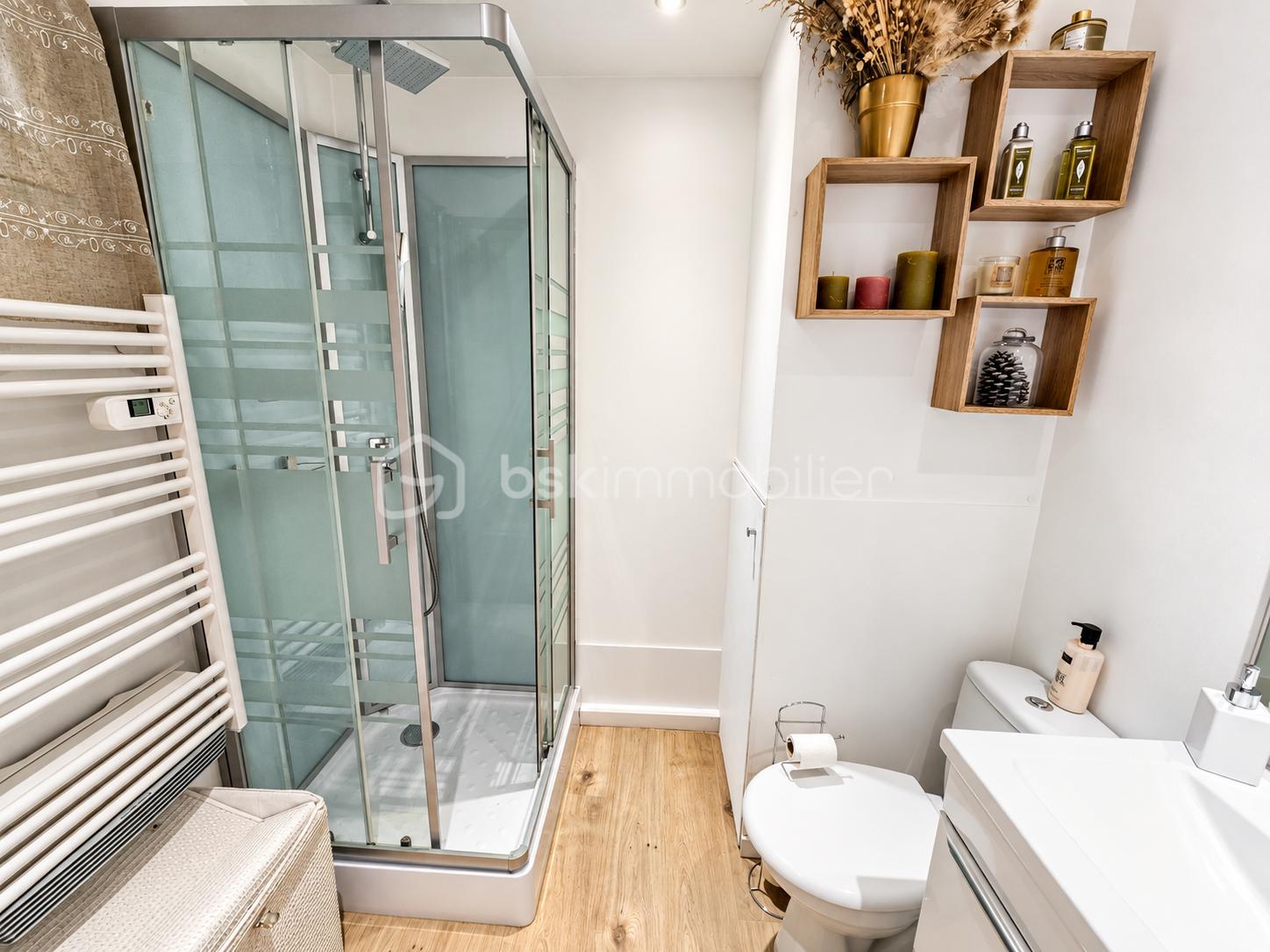 Salle de bain moderne aux accents boisés.png
