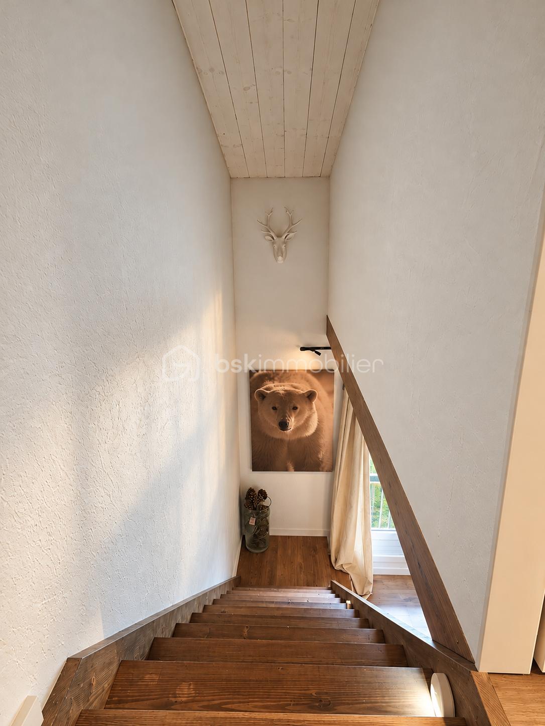 Escalier scandinave vers un chalet chaleureux.png