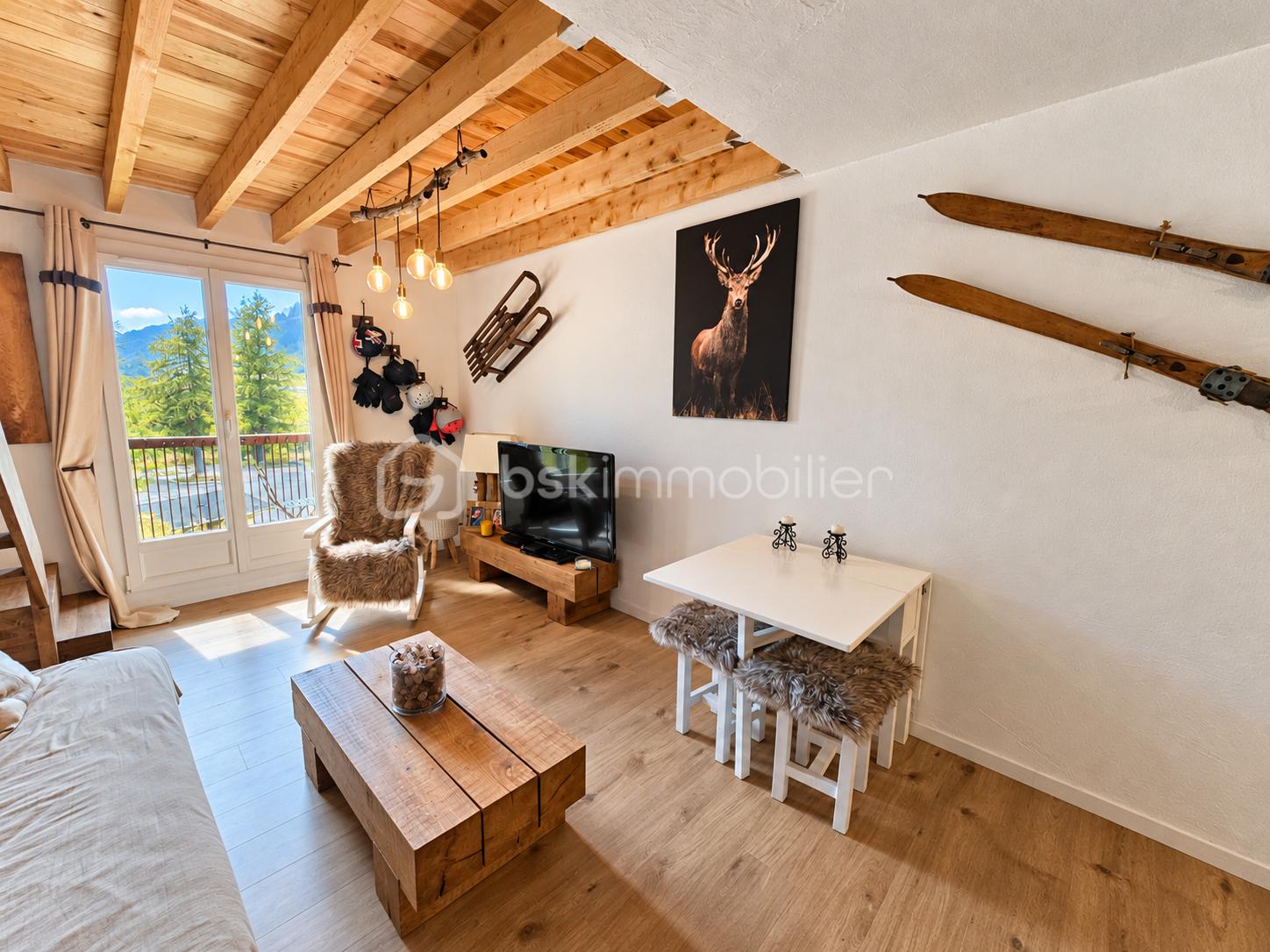 Salon alpin chaleureux avec vue montagne.png