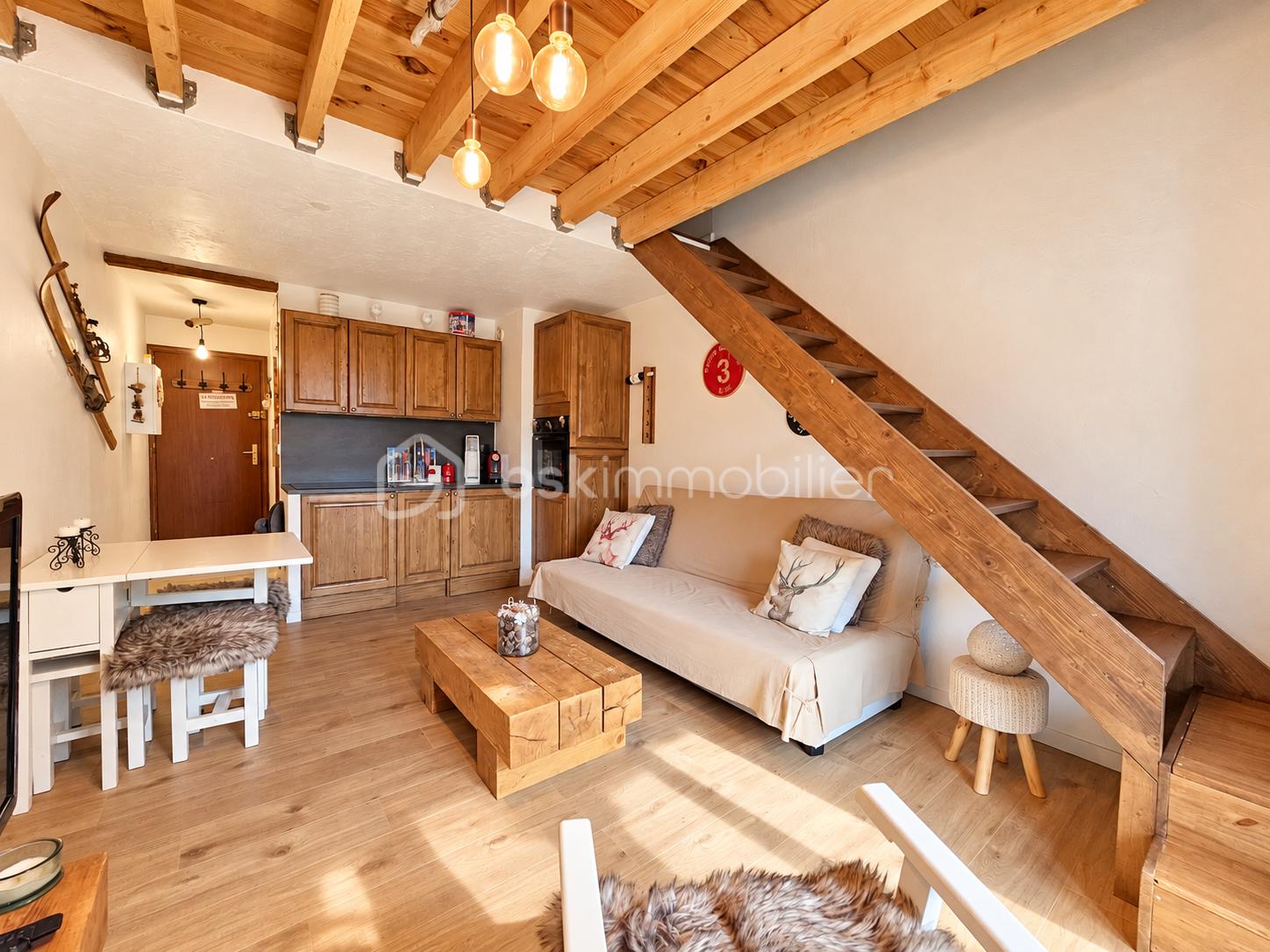 Intérieur de chalet alpin chaleureux et lumineux.png