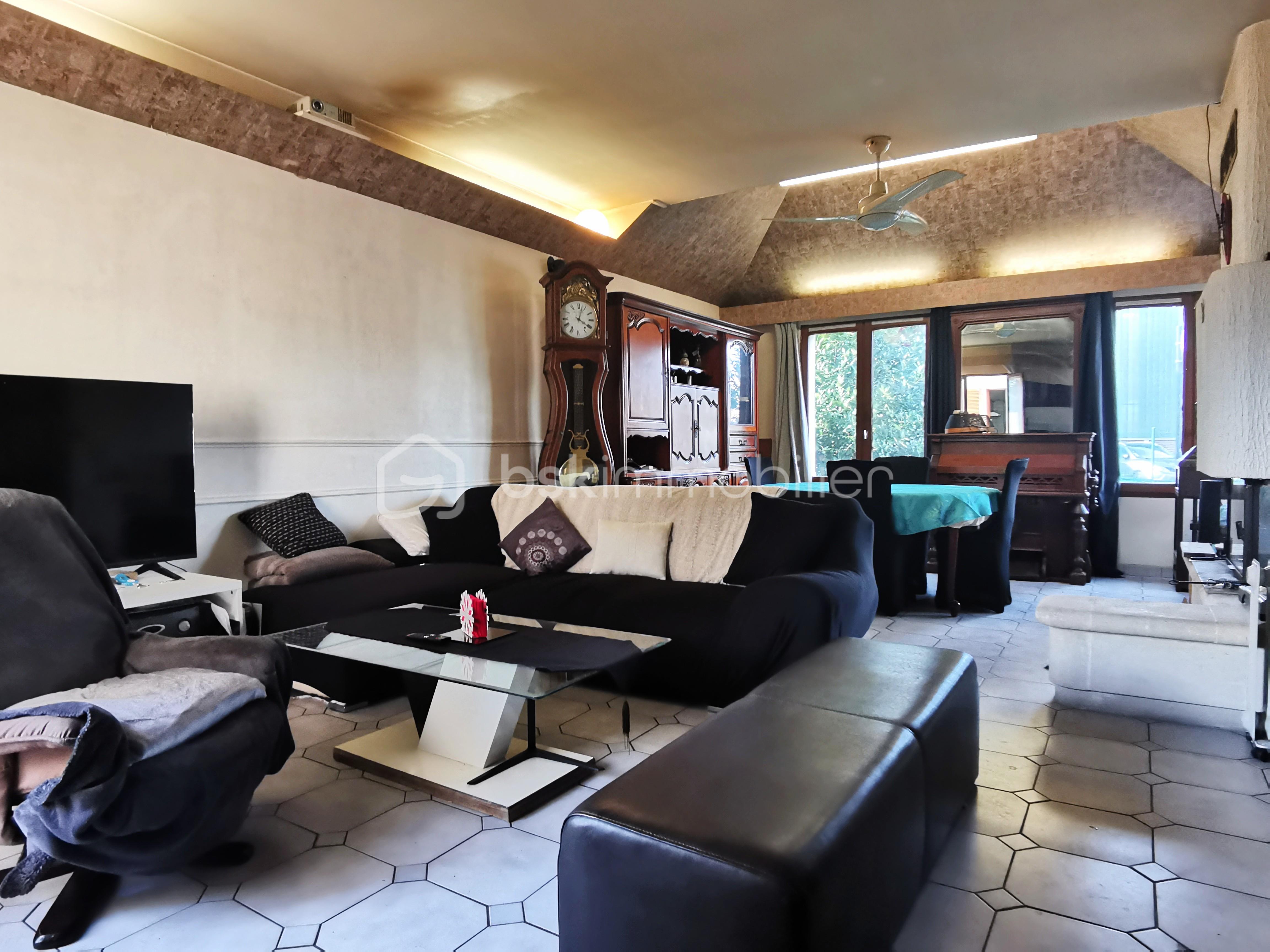 Maison de 120 m² - 3-salon 1er plan 2.jpg