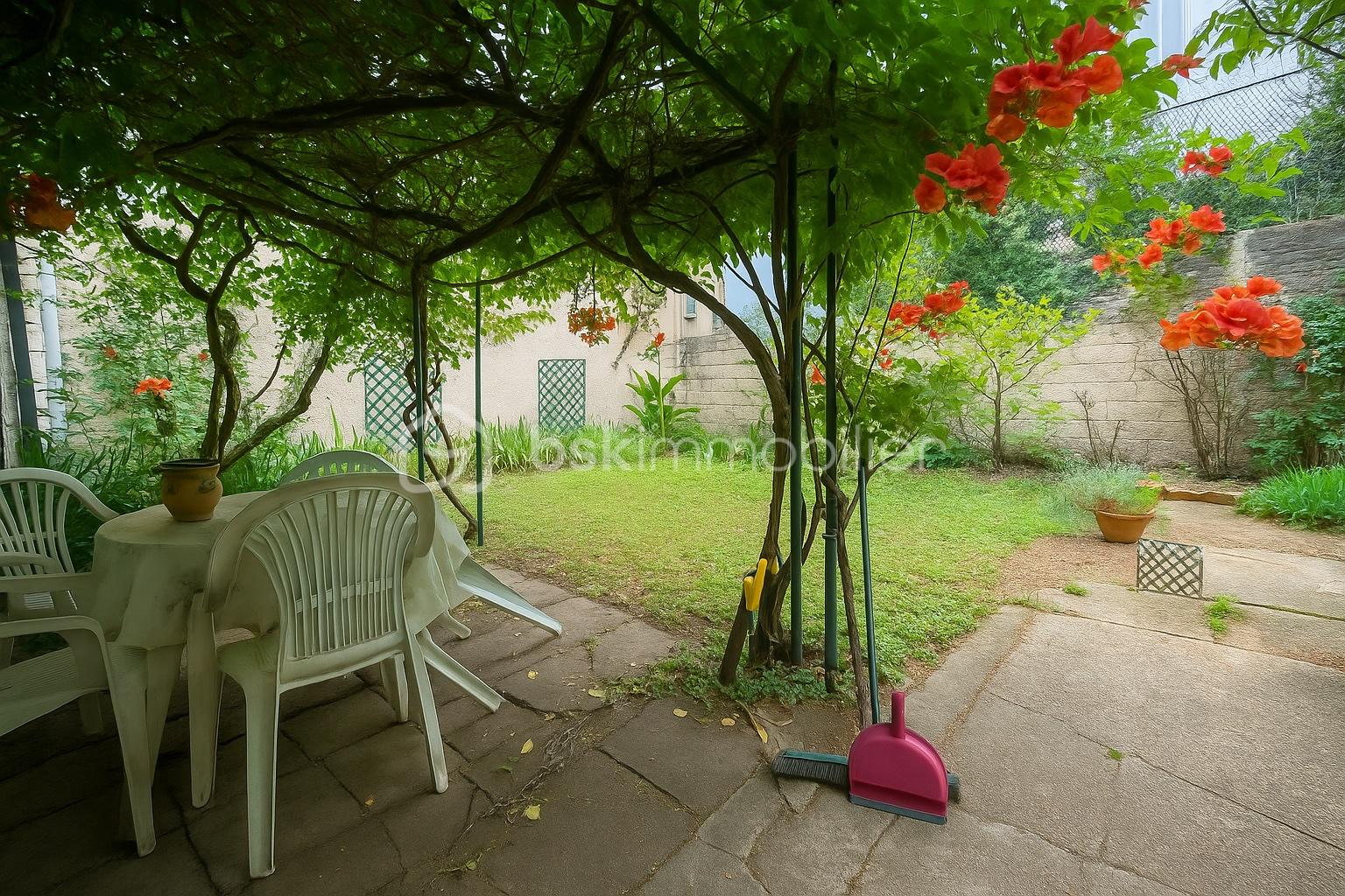 Maison de 135 m² - Jardin sous la pergola fleurie.jpg