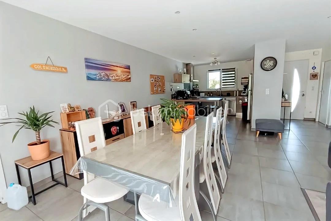 Maison de 130 m² - hoqi-fb6fad0838f74a378f8d08185402903e.jpg