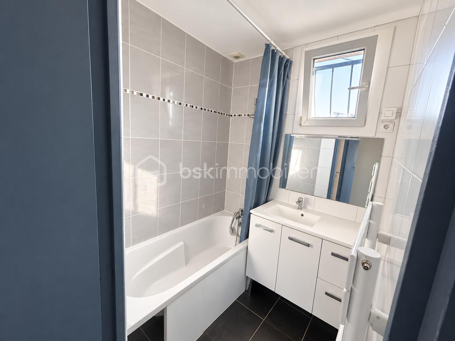 Salle de bain moderne.png