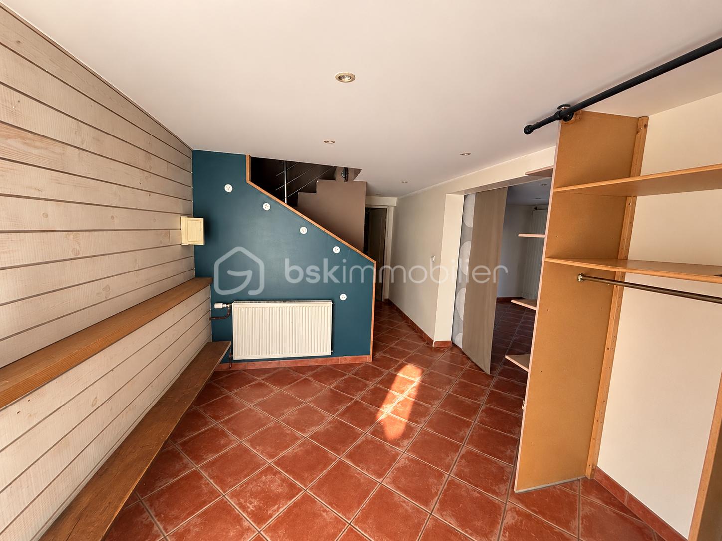 Caractéristiques maison entrée rustique.png