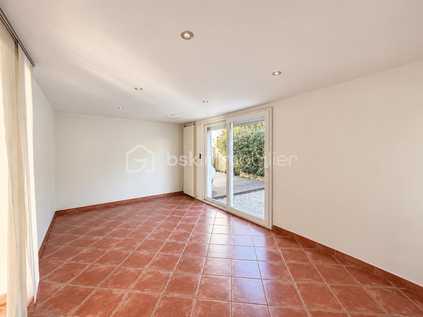 Maison moderne avec terrasse.png