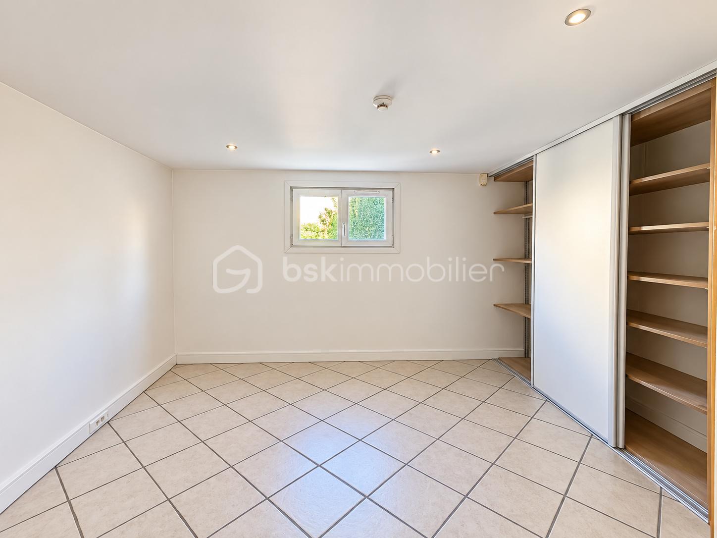 Chambre moderne avec dressing.png