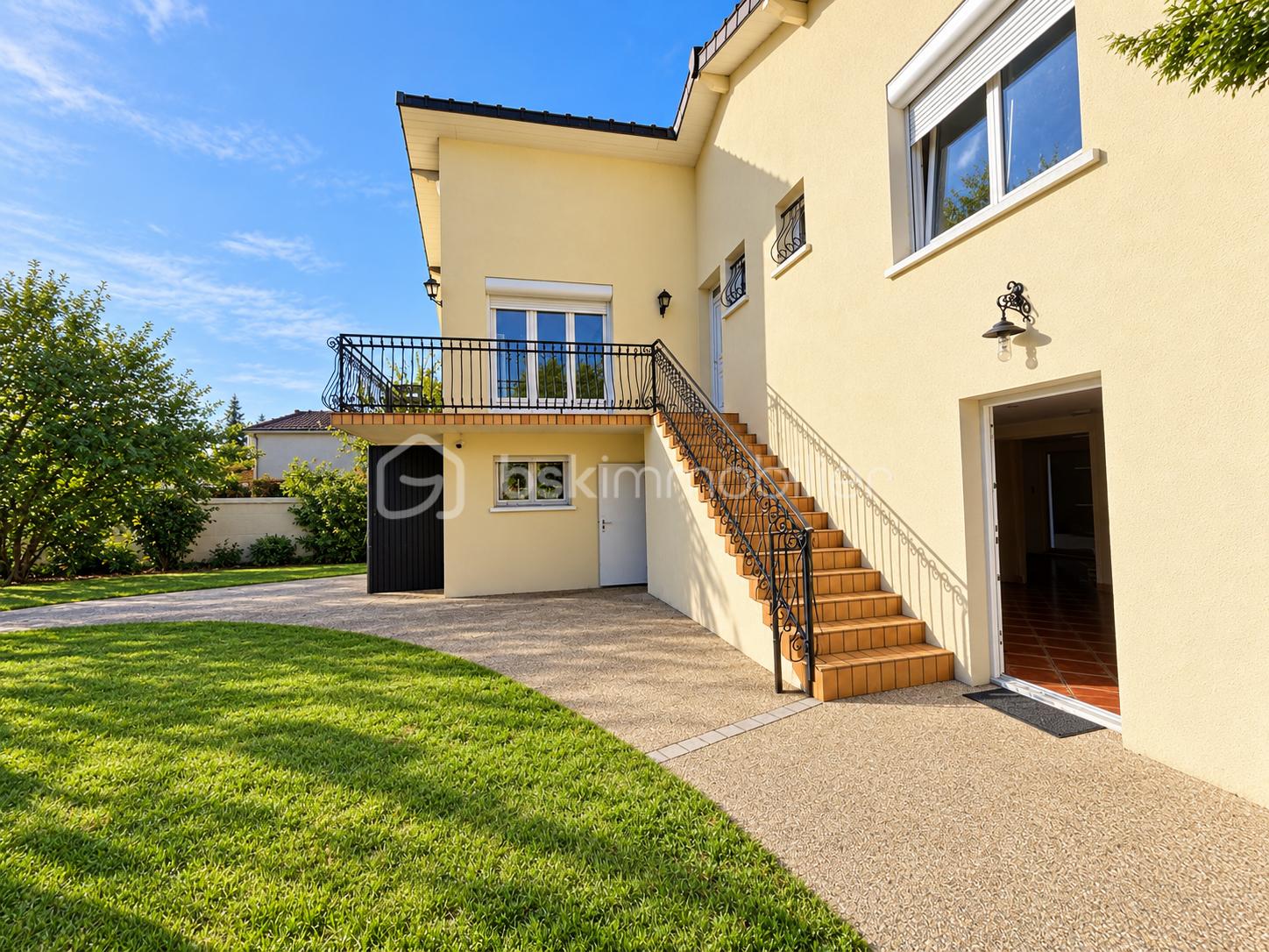 Maison familiale ensoleillée avec patio.png
