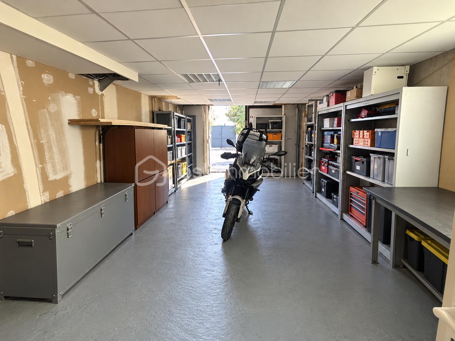 Garage organisé avec moto.png