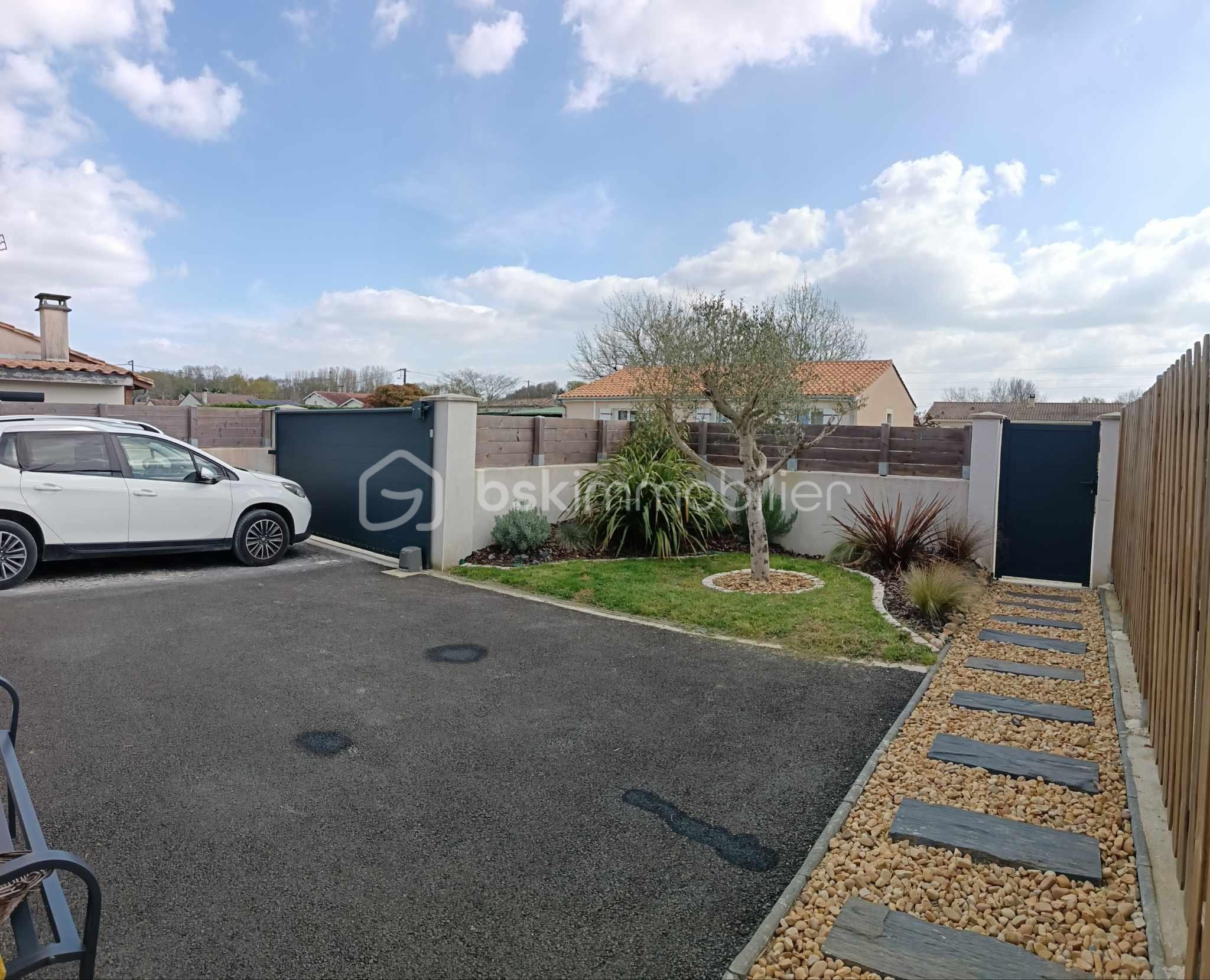 Maison de 105 m² - PHOTO FACADE ENTREE 2.jpg