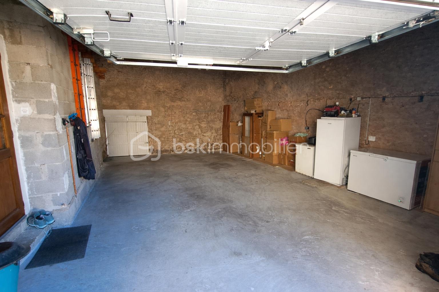 Garage spacieux et équipements ménagers.png