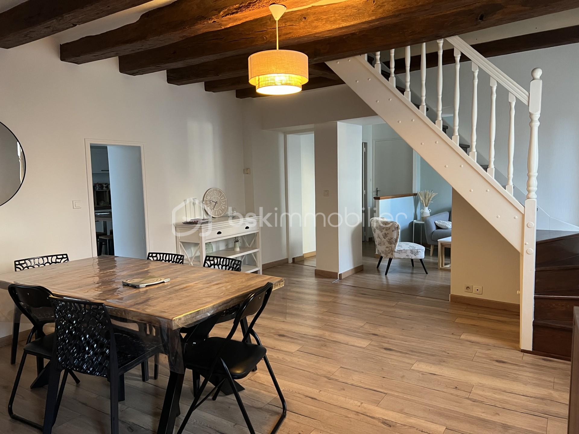 Maison ancienne de 89 m² - PIECE DE VIE LOCHE.jpg