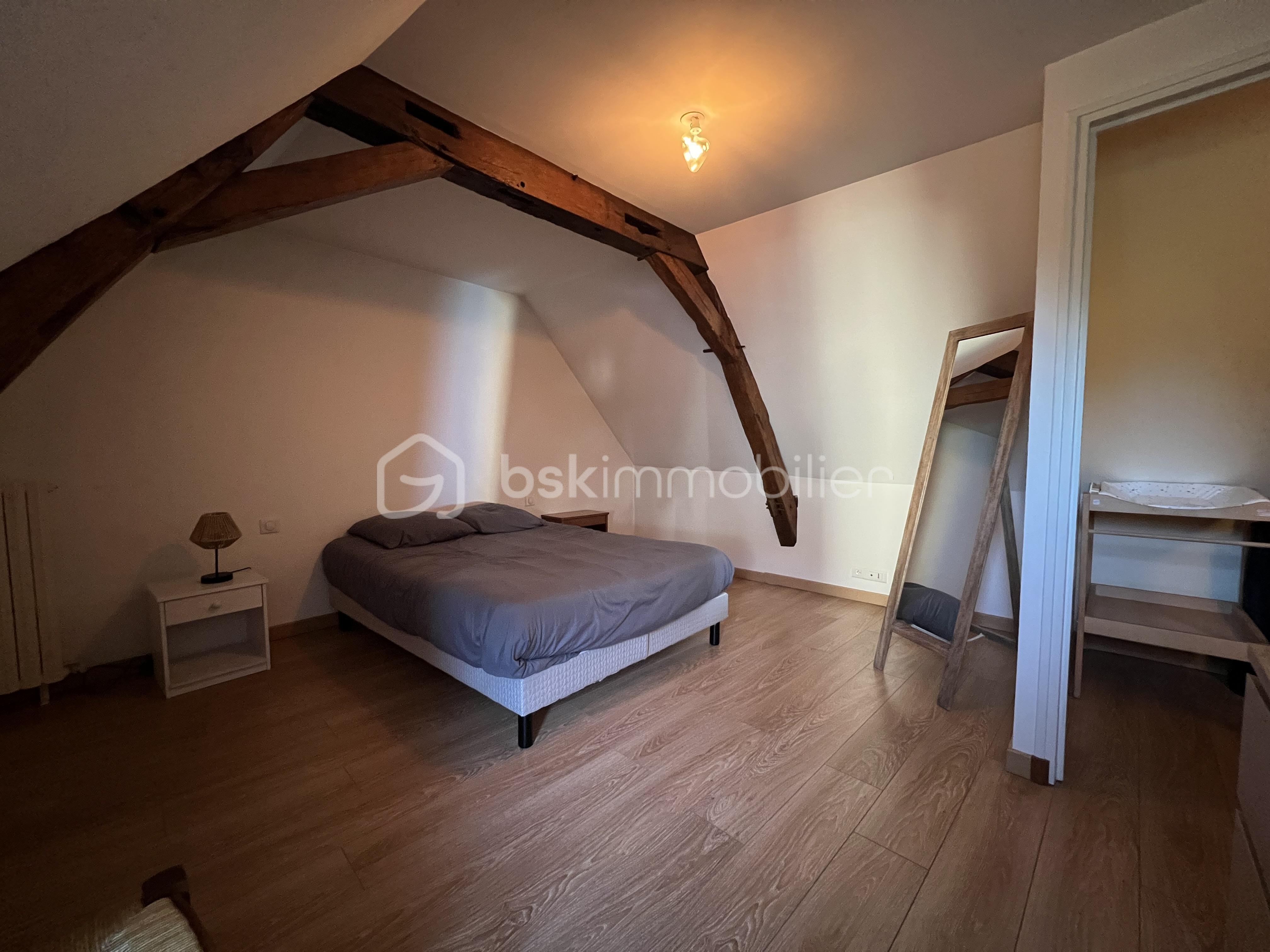 Maison ancienne de 89 m² - chambre spacieuse etage.jpg