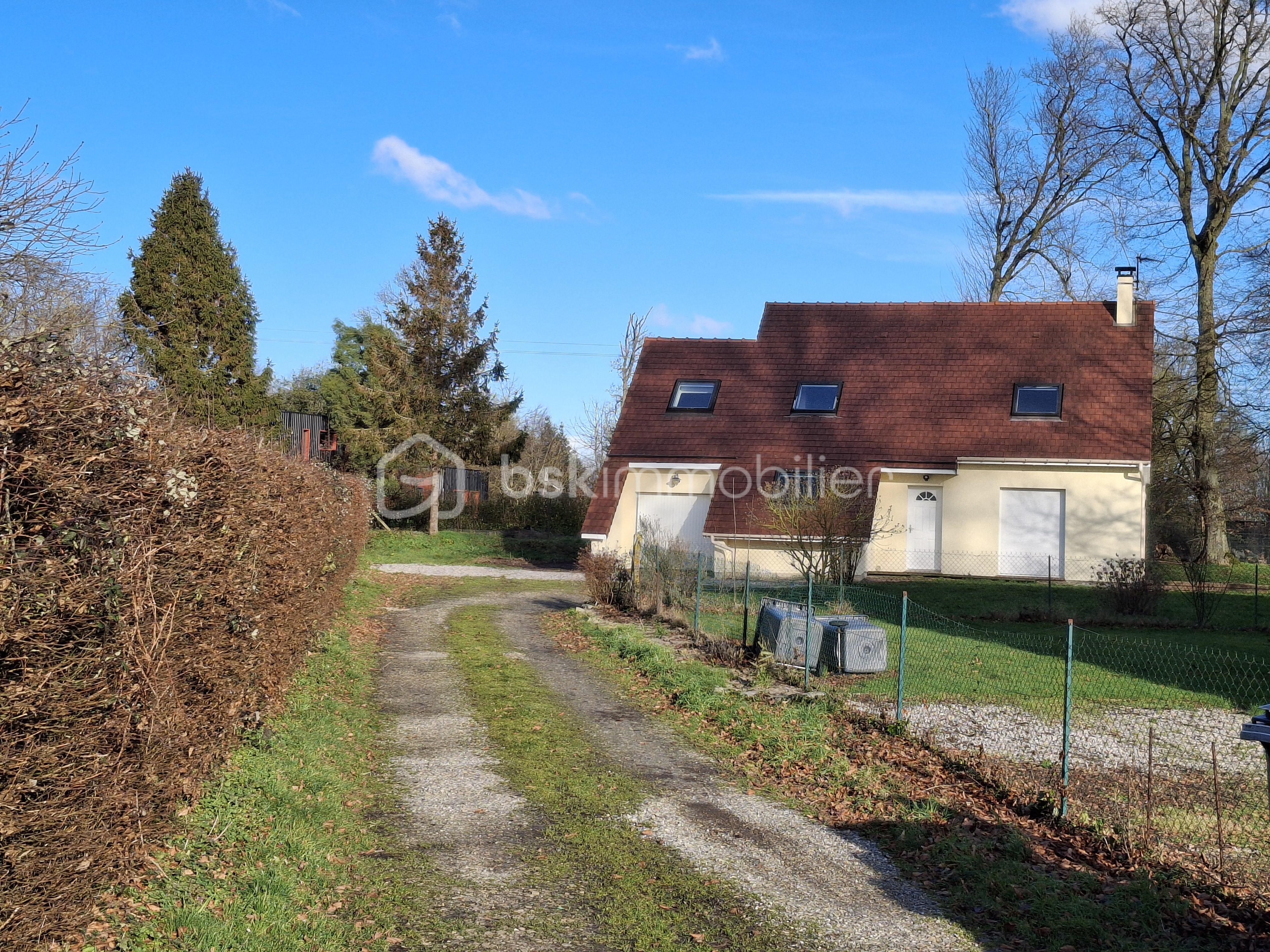 Maison de 125 m² - Façade côté portail paysage après nettoyage.png