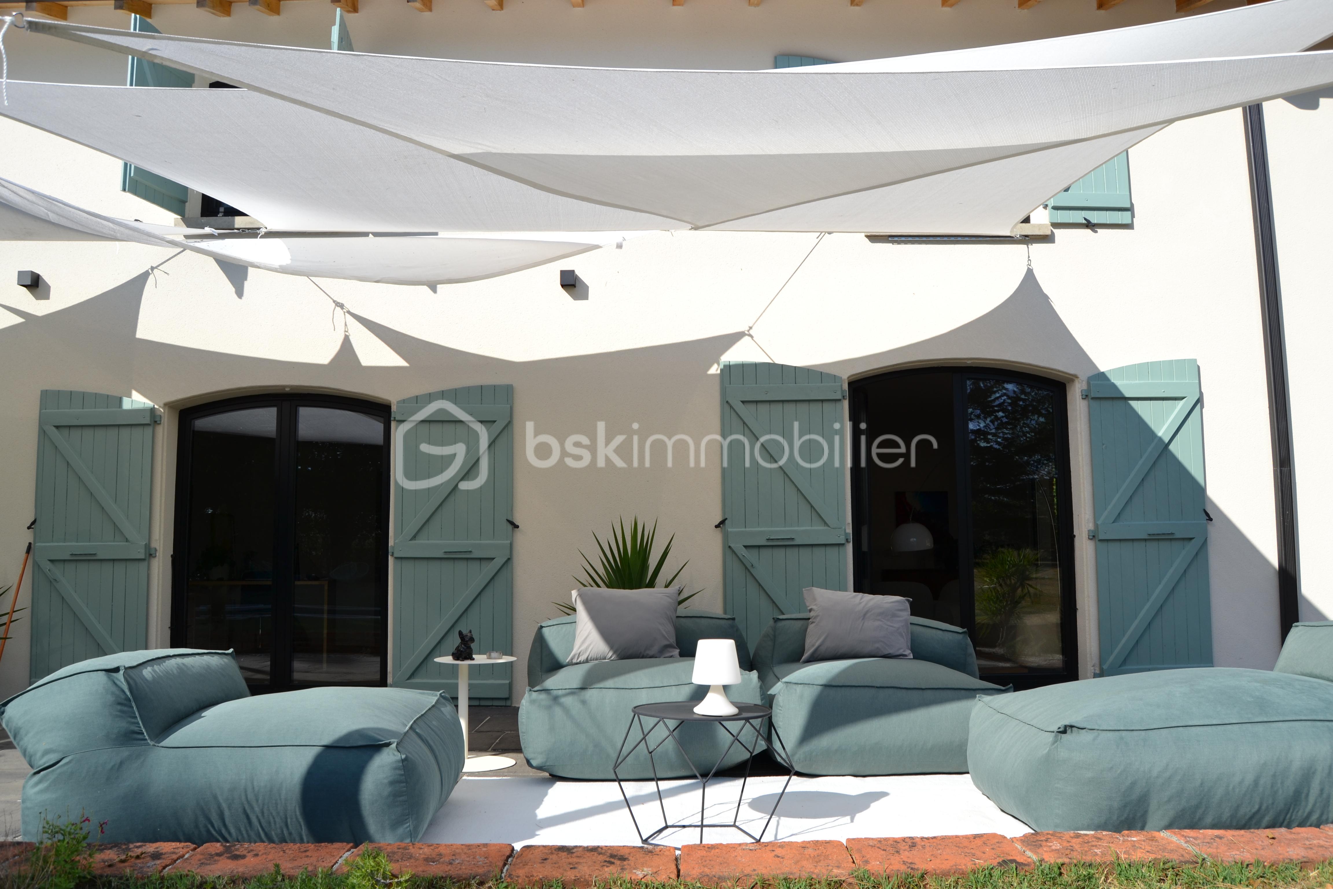 Bastide de 310 m² - Salon extérieur.JPG