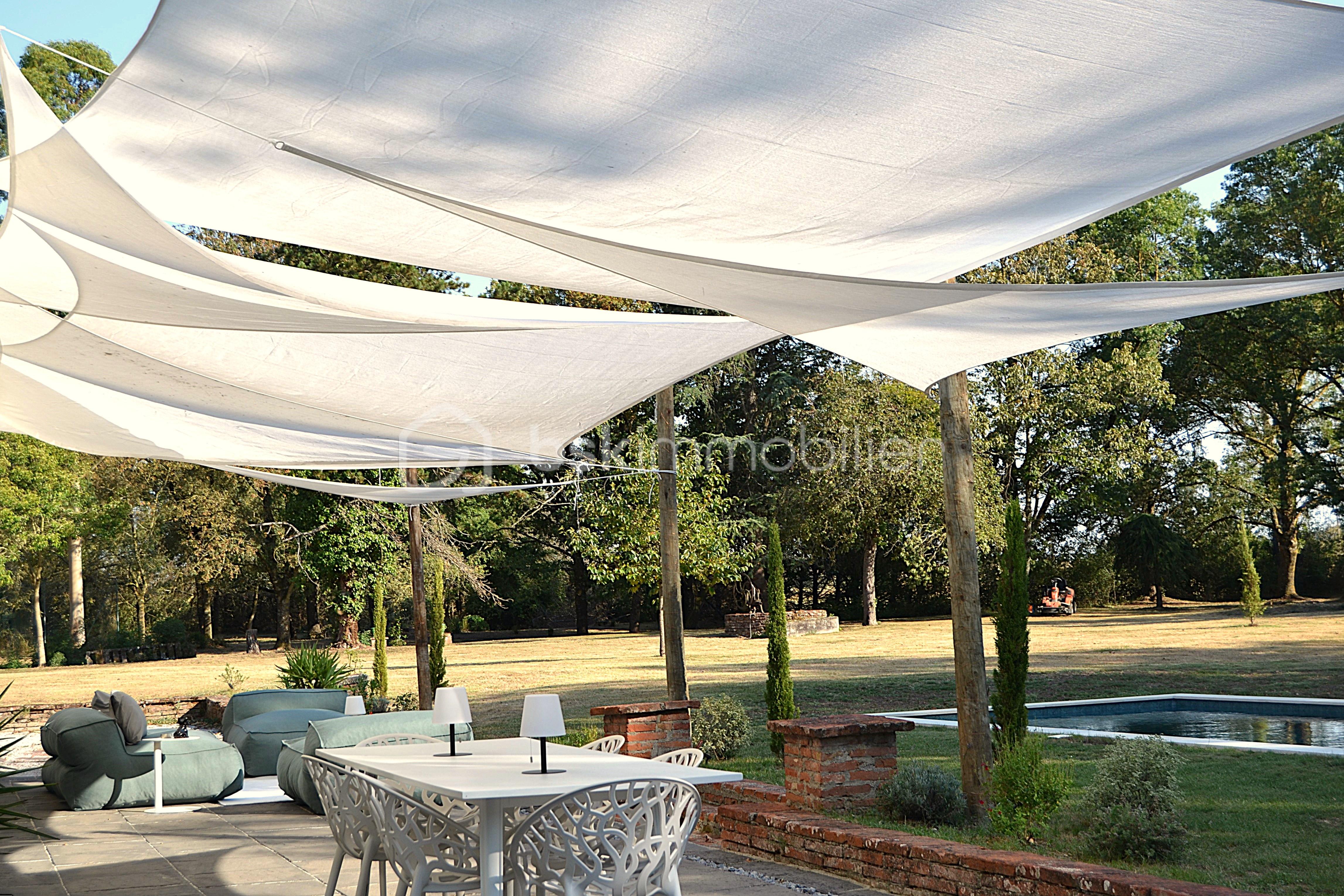 Bastide de 310 m² - DSC_0143 salon extérieur vue parc.JPG