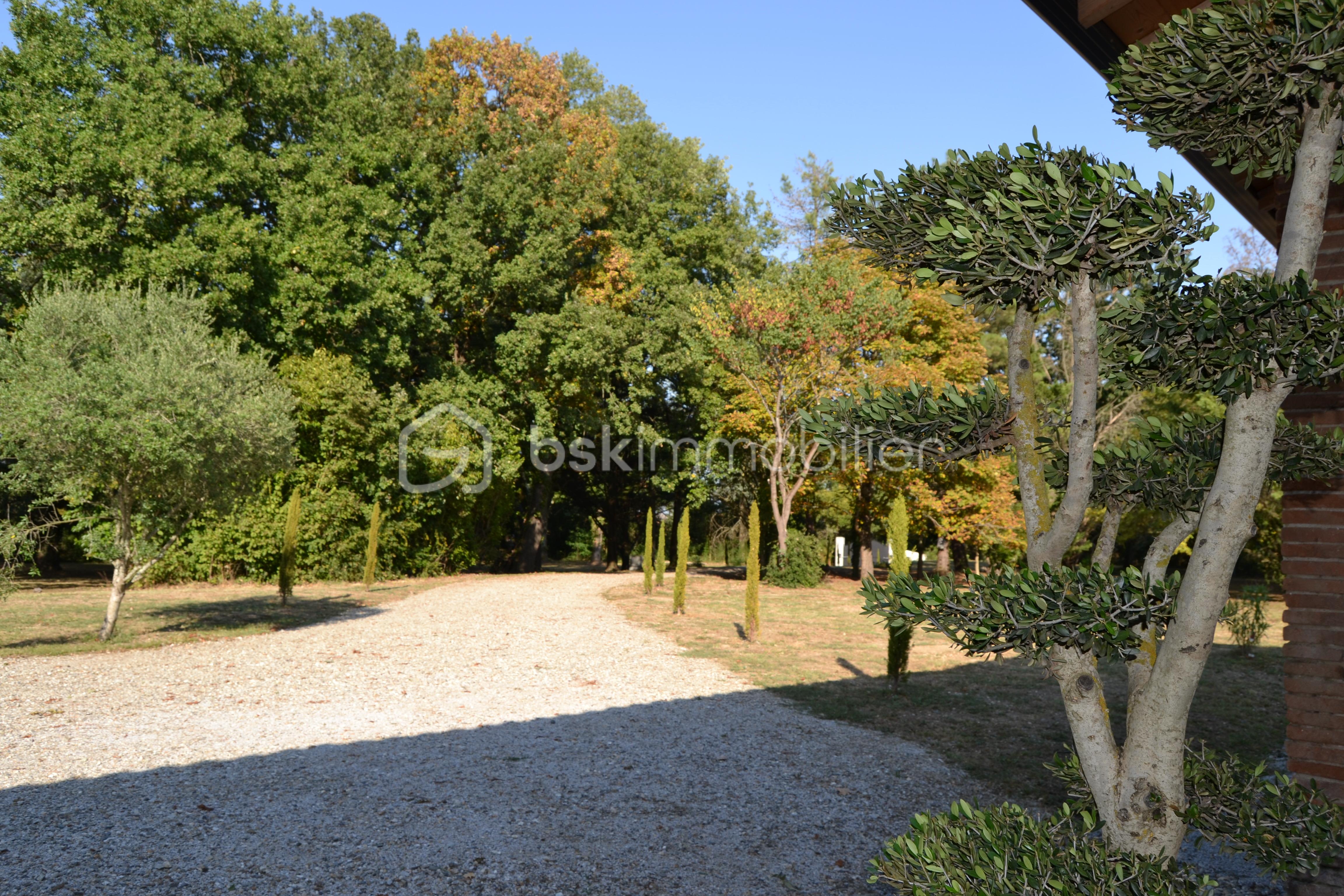 Bastide de 310 m² - DSC_0127 vue parc entree.JPG