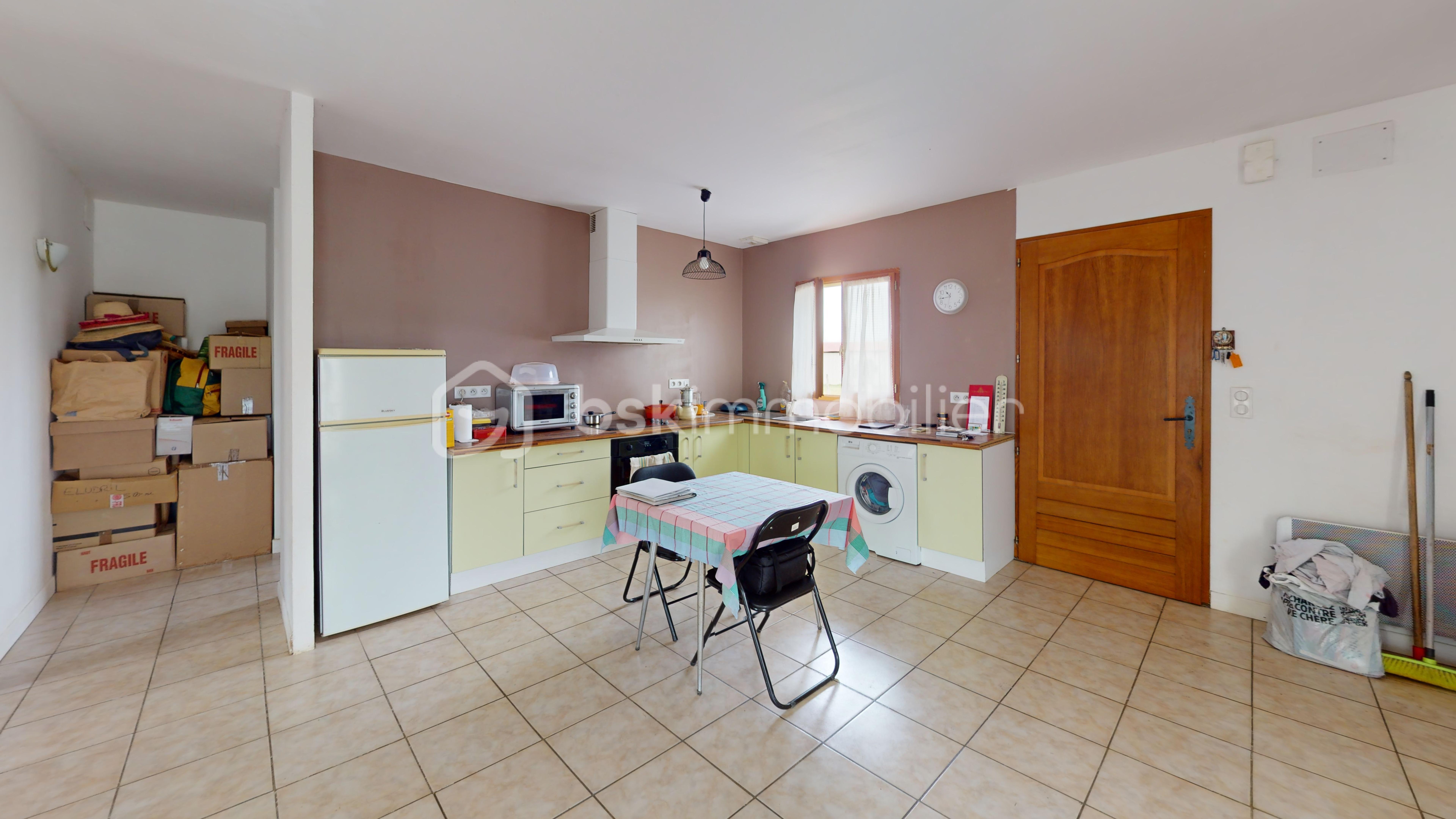 10-Route-De-Sauveterre-De-Bearn-Kitchen.jpg