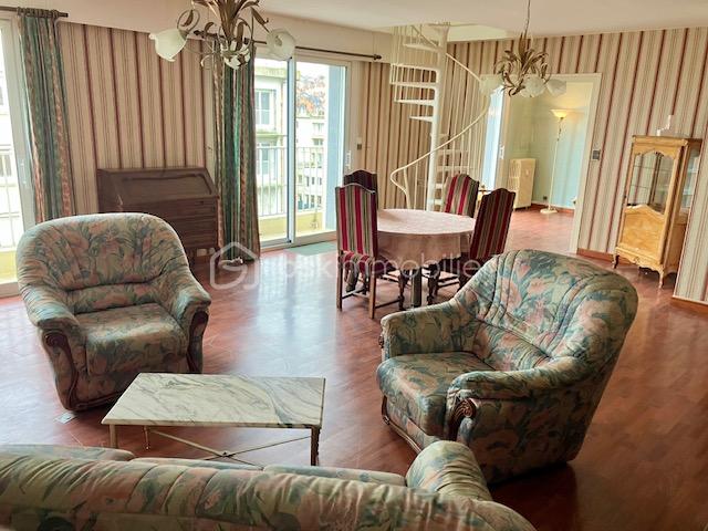 Appartement de 144 m² - louchez_salon_séjour_coin_salon_vers_escalier.jpg