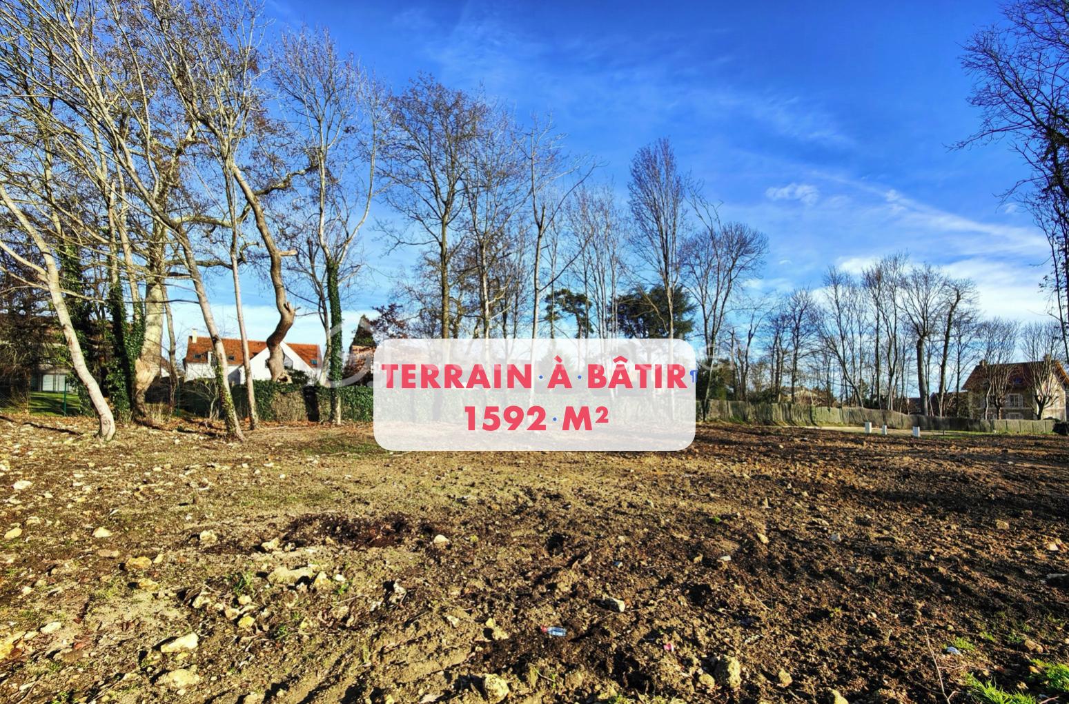Terrain de 1 592 m²