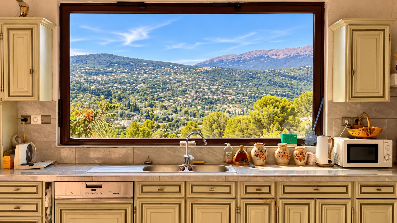 5 Cuisine méditerranéenne avec vue panoramique.png