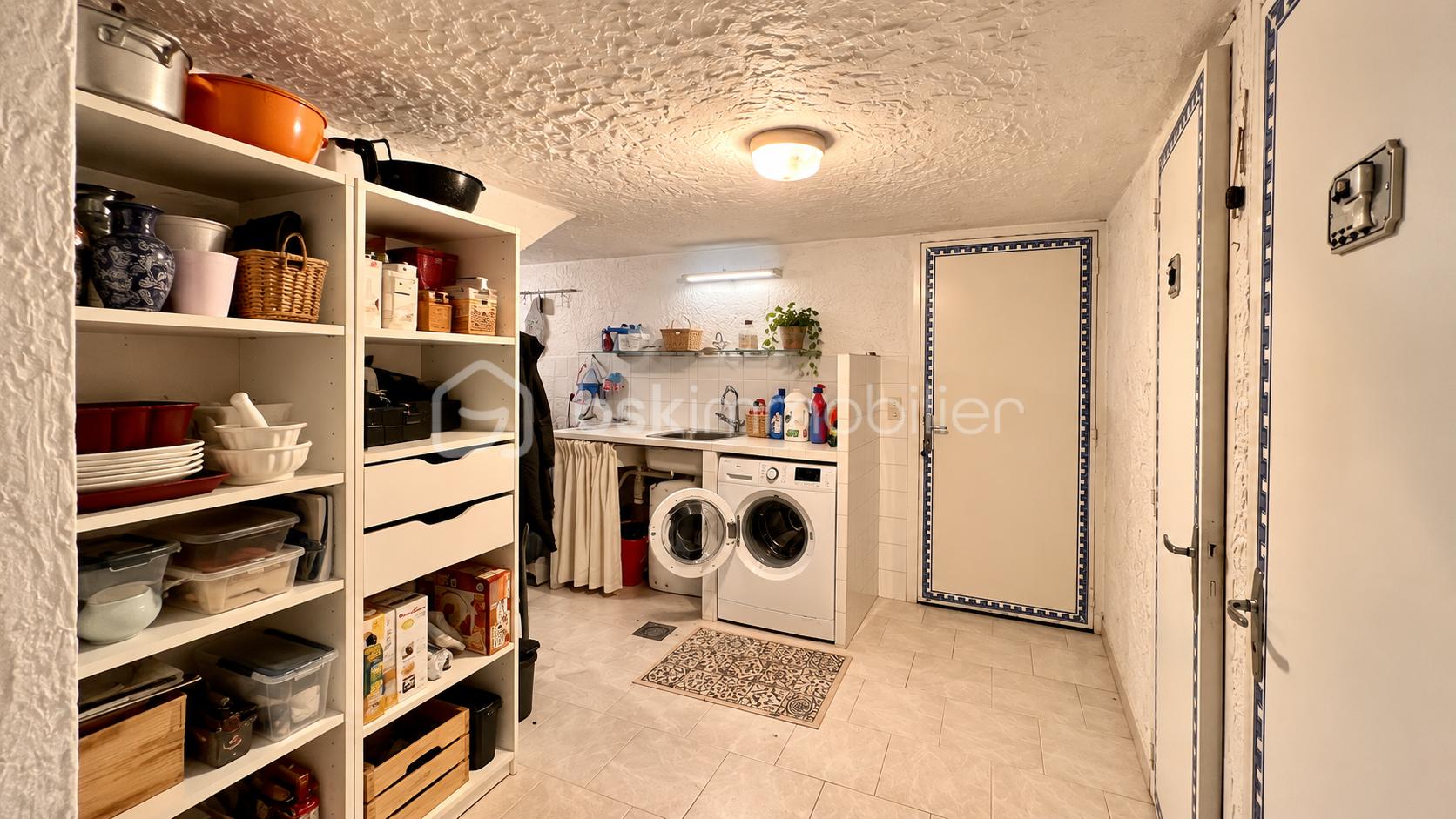 Buanderie chaleureuse et bien organisée.png