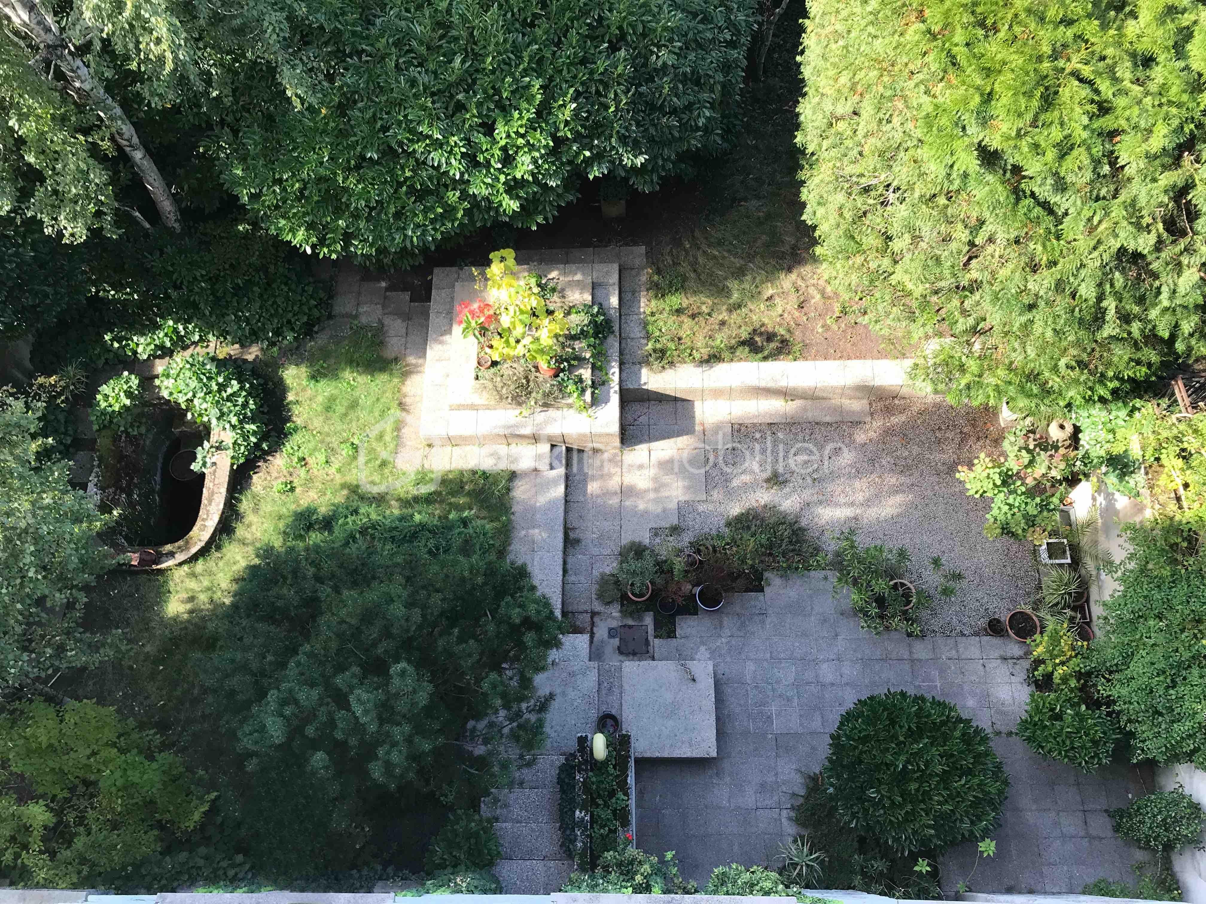 Immeuble mixte de 318 m² - jardin plongeant.jpg
