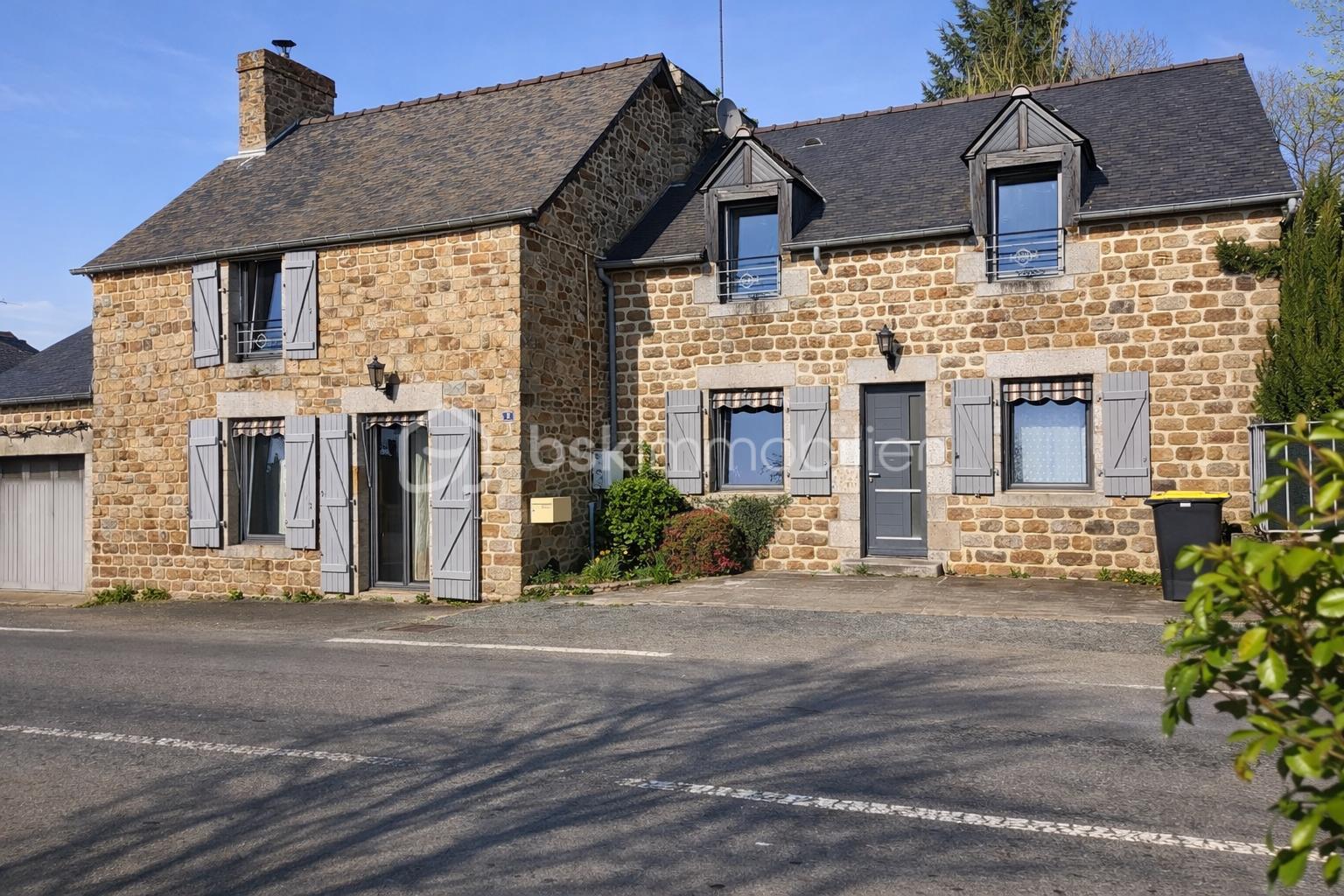 Maisons en pierre d'un village français.png