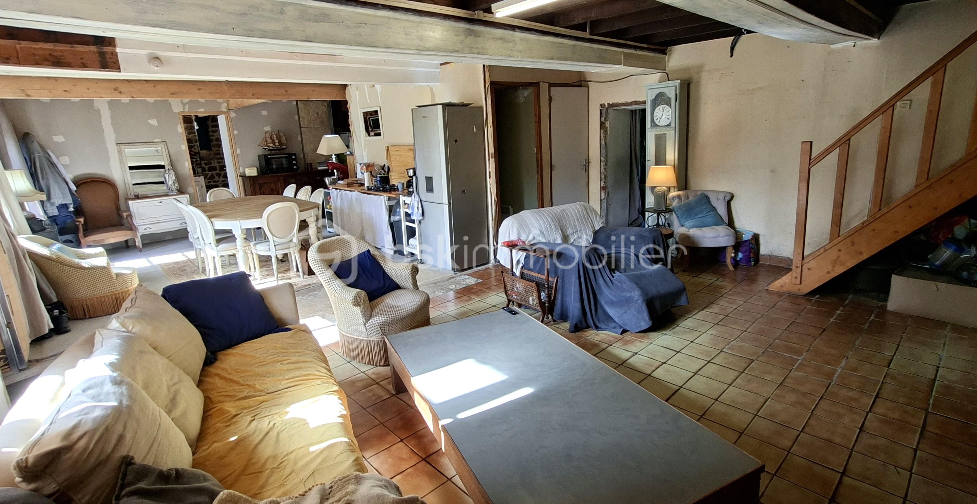 Maison longere de 90 m² - PINAY salle vers sdb et escalier.jpg