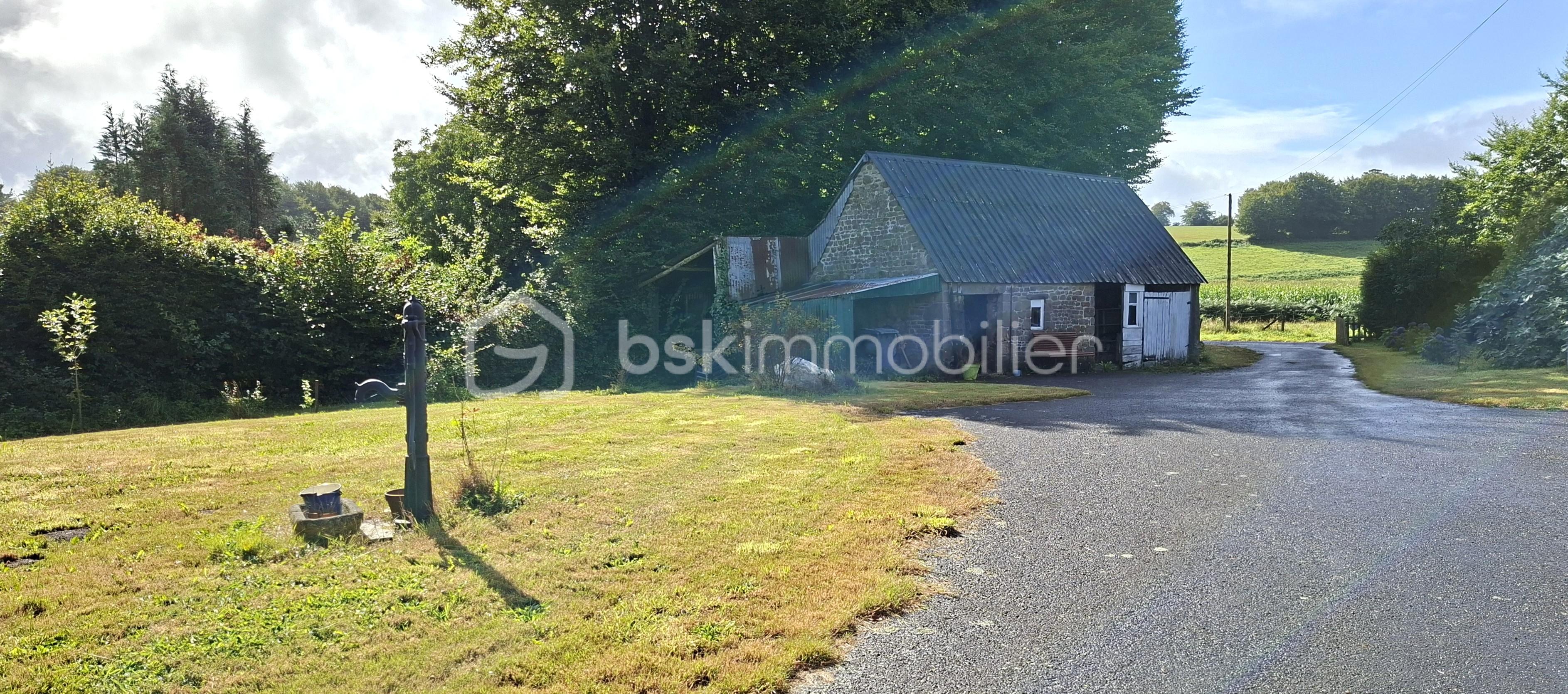 Maison longere de 90 m² - PINAY entrée vers portail ple .jpg