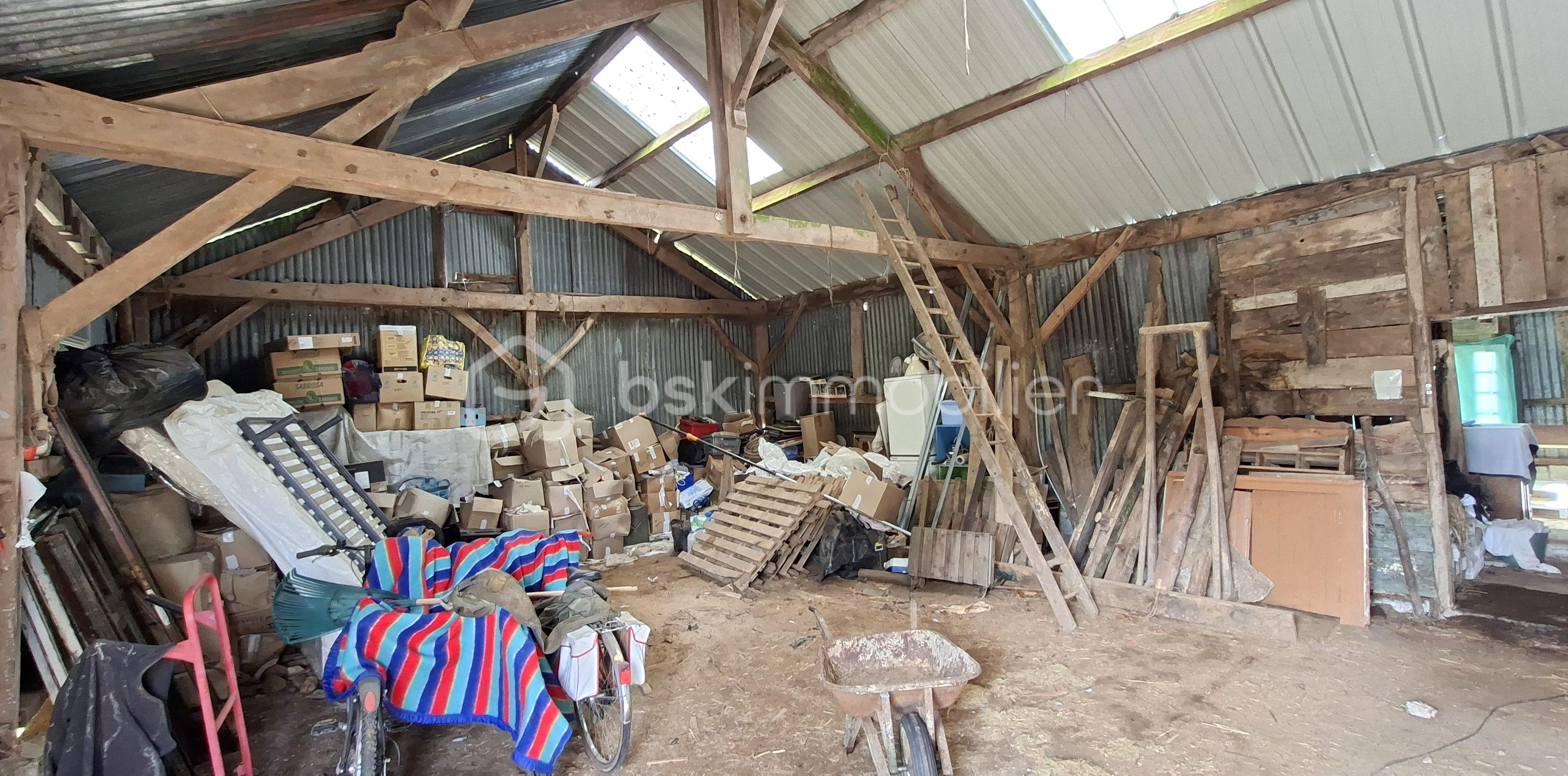 Maison longere de 90 m² - PINAY intérieur hangar .jpg