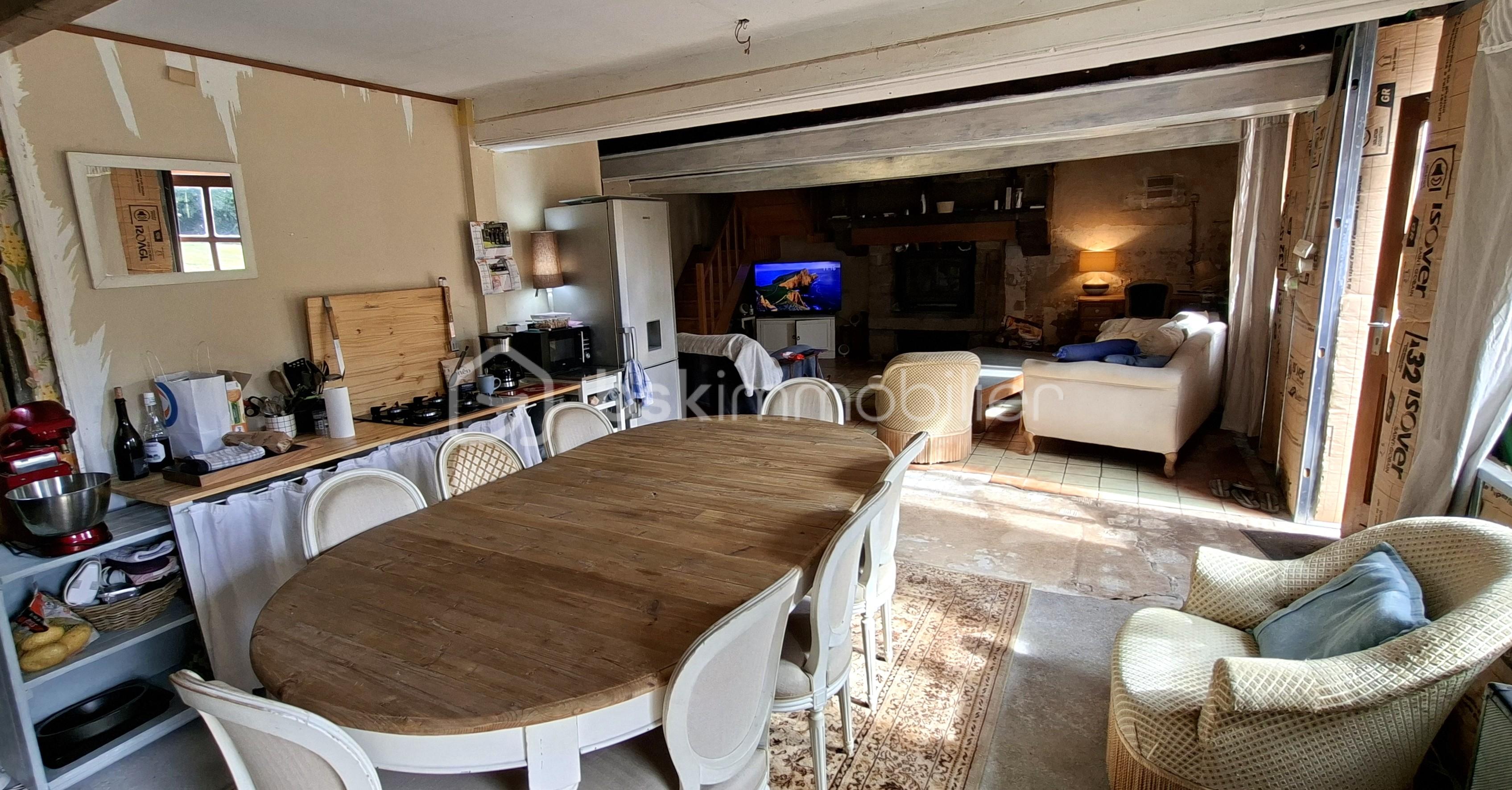 Maison longere de 90 m² - PINAY séjour vers cheminée .jpg