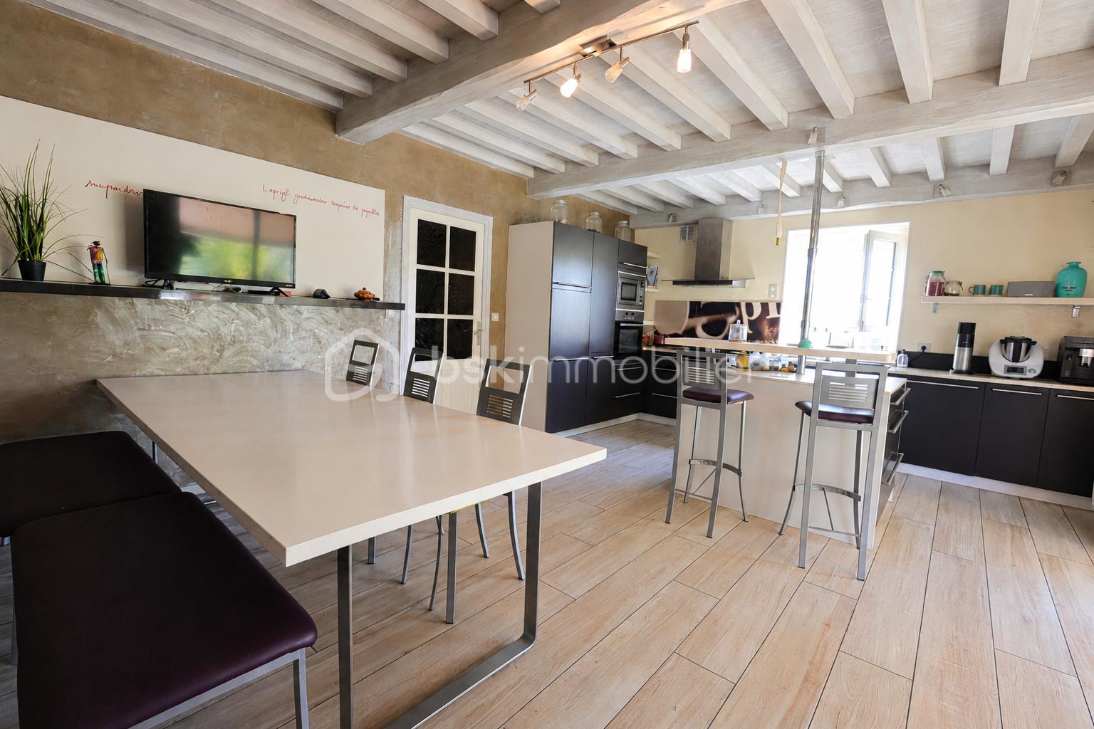 Cuisine rustique moderne, table parfaitement vide.png