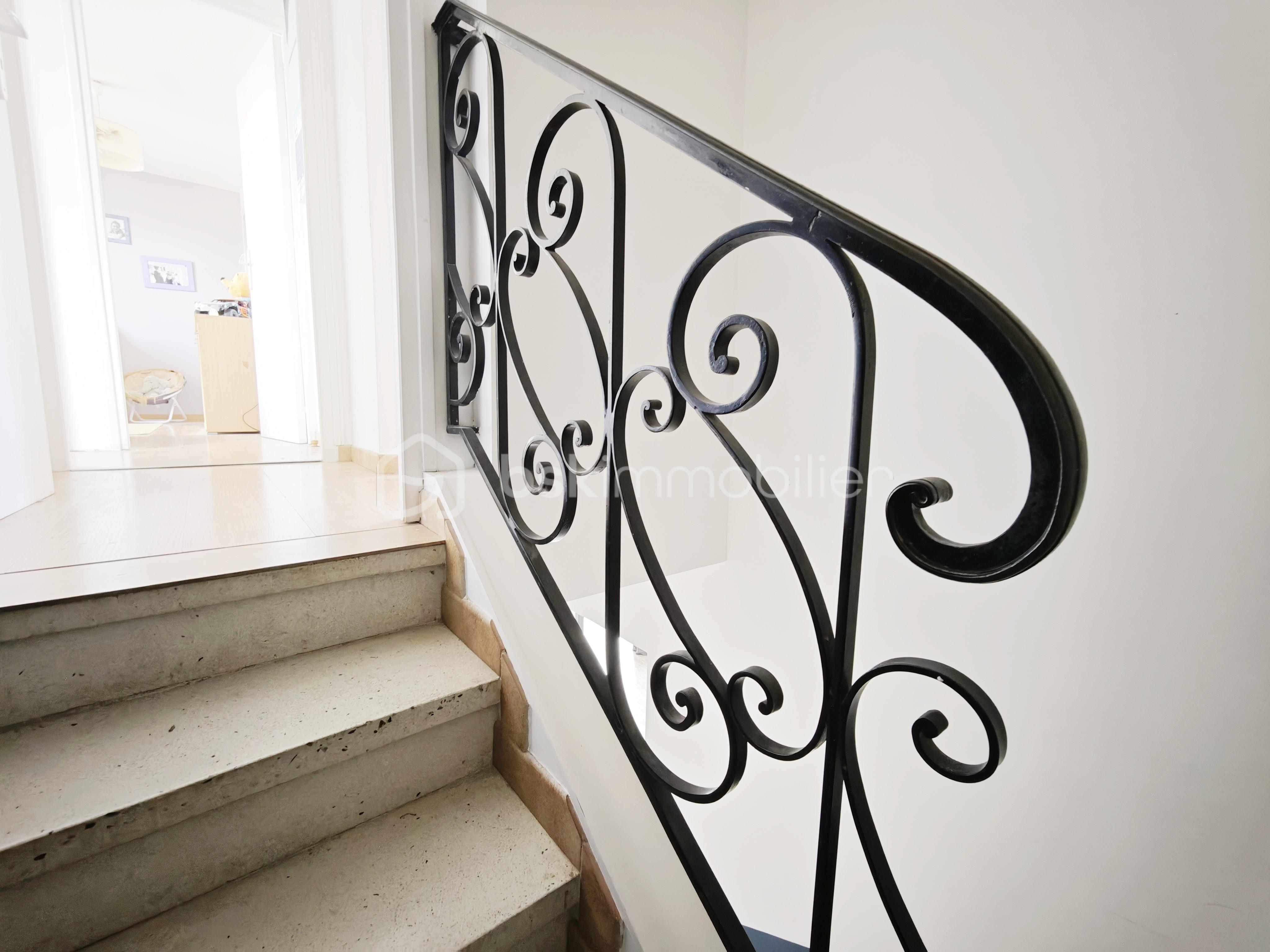 Maison de 140 m² - cage escalier fer forgé.jpeg
