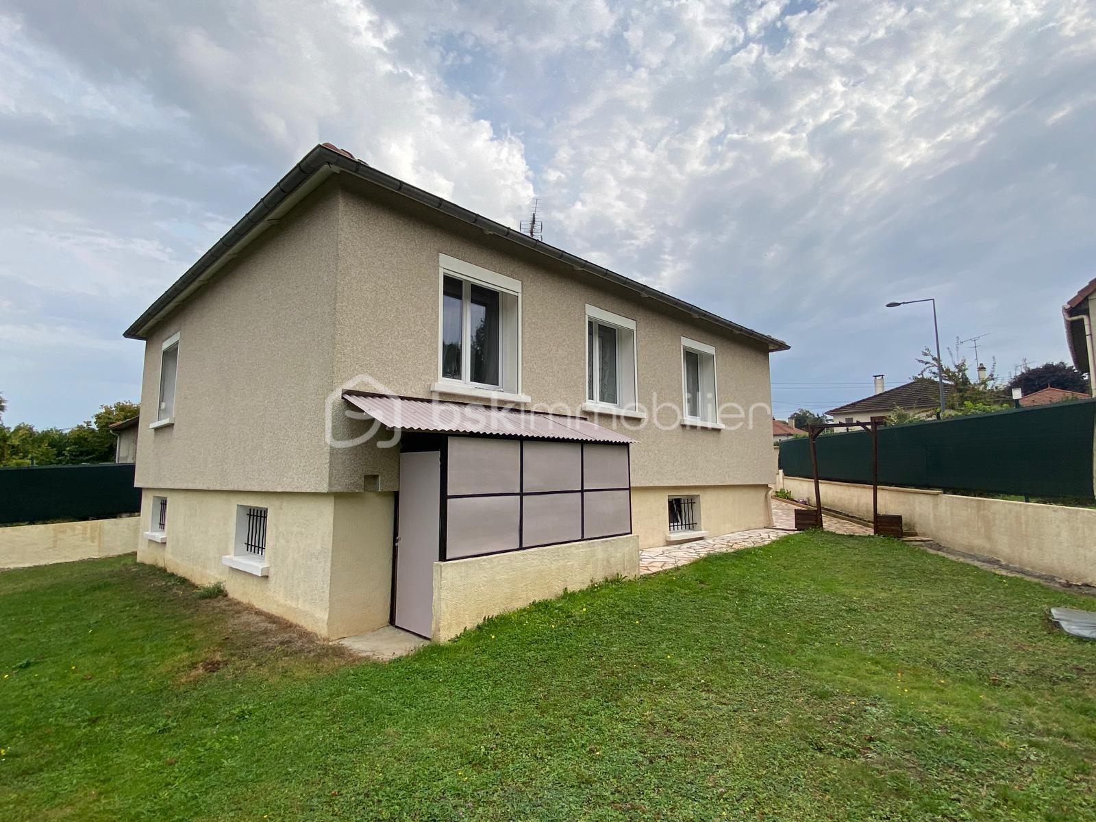 Maison de 124,74 m² - maison arrière et côté barbecuejpg.jpg