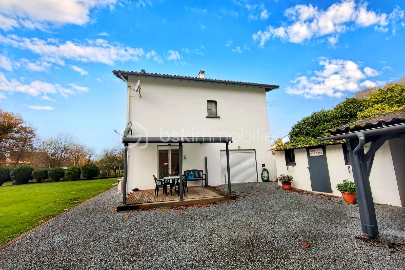 Maison de 215 m² - hoqi-5cf40439f54a4cc2bebb56fdaafa7c1d.jpg